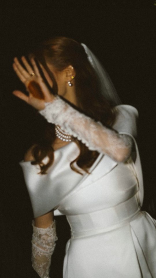 Il y a ce que l’on sait faire.
Et puis il y a ce que l’on choisit d’oser.
En décoration et en fleurs de mariage, j’aime profondément m’appuyer sur ce que je maîtrise. Les volumes, les couleurs qui dialoguent entre elles, l’équilibre d’un espace, la cohérence d’un décor du sol au plafond. Faire ce que je sais faire bien, avec exigence, précision et intention. Parce que c’est là que naissent les décors justes, ceux qui traversent le temps et racontent vraiment quelque chose.
Mais il y a aussi cette autre part du métier, tout aussi essentielle : sortir volontairement de sa zone de confort.
Dire oui à une palette inattendue. Travailler une structure autrement. Composer avec un lieu qui bouscule les habitudes. Imaginer une scénographie florale qui demande plus de réflexion, plus d’essais, parfois plus de doutes aussi.
Créer pour un mariage, ce n’est pas reproduire une recette.
C’est accepter de se remettre en question, projet après projet.
C’est avancer avec une base solide… tout en gardant l’audace de se réinventer.
J’aime cette tension entre maîtrise et exploration.
Entre ce que je sais faire instinctivement, et ce que je décide d’apprendre, d’affiner, d’expérimenter.
C’est là que la décoration et les fleurs prennent une autre dimension. Plus personnelle. Plus vivante. Plus alignée avec les couples que j’accompagne.
Et c’est sans doute ça que je cherche, à chaque mariage :
créer quelque chose de beau, oui —
mais surtout quelque chose de sincère, pensé sur-mesure, et un peu en dehors des sentiers battus.
Fleurs : @maison_julieetvictor
Location de déco : nous via notre structure de deco @provencelocationmariage
Photos : @julieetvictor_photographer et @thefrenchvow.provence
Lieu : @bastideetmoi
Traiteur : @traiteur13_odeliceevent