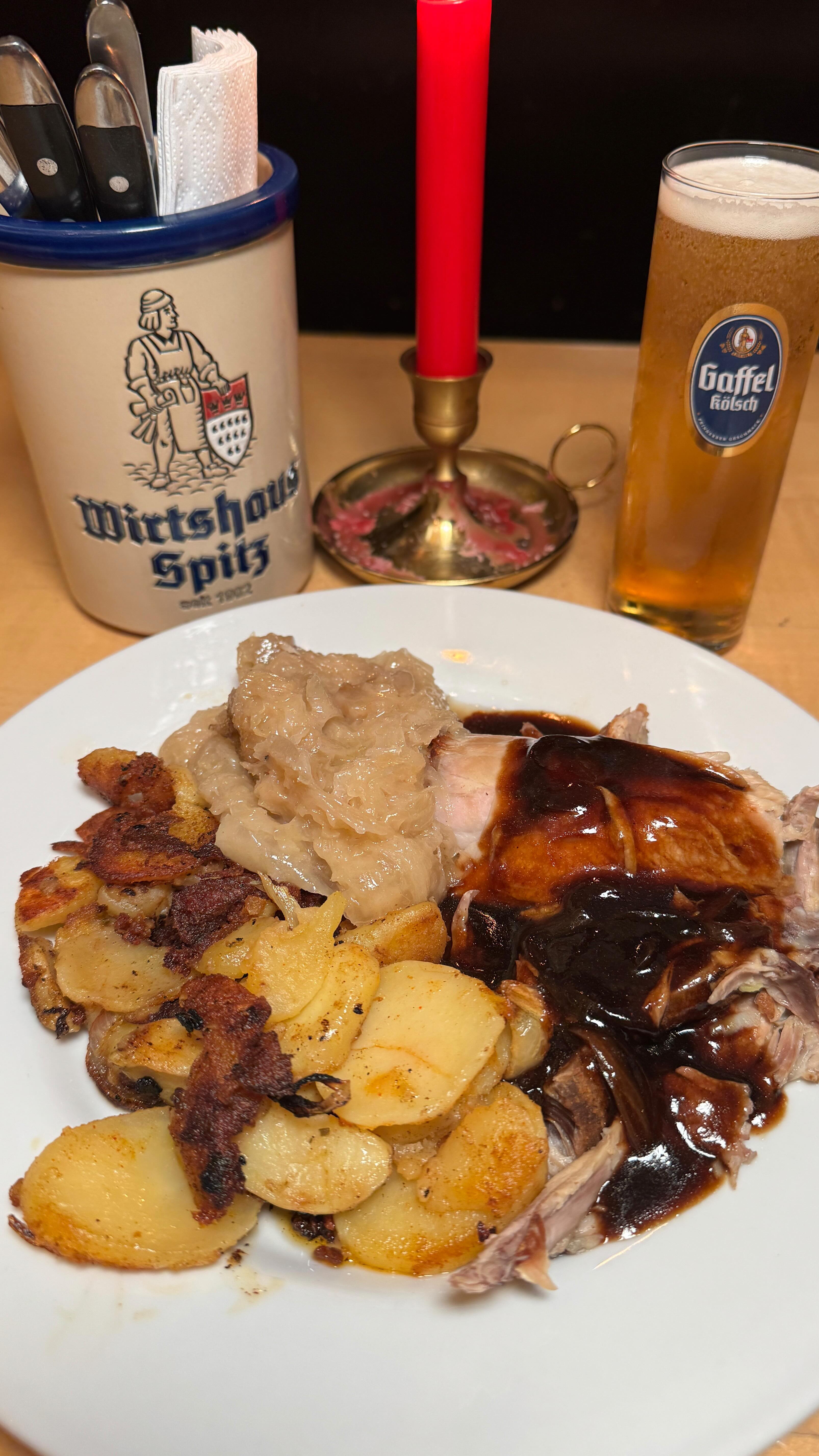 Zart geschmortes Haxenfleisch, von der Haxe abgelöst
In kräftiger Gaffel-Kölschsauce.
Dazu knusprige Bratkartoffeln und fein abgeschmecktes Sauerkraut.
#colognefood #wirtshausköln #haxe #kölsch #gaffel