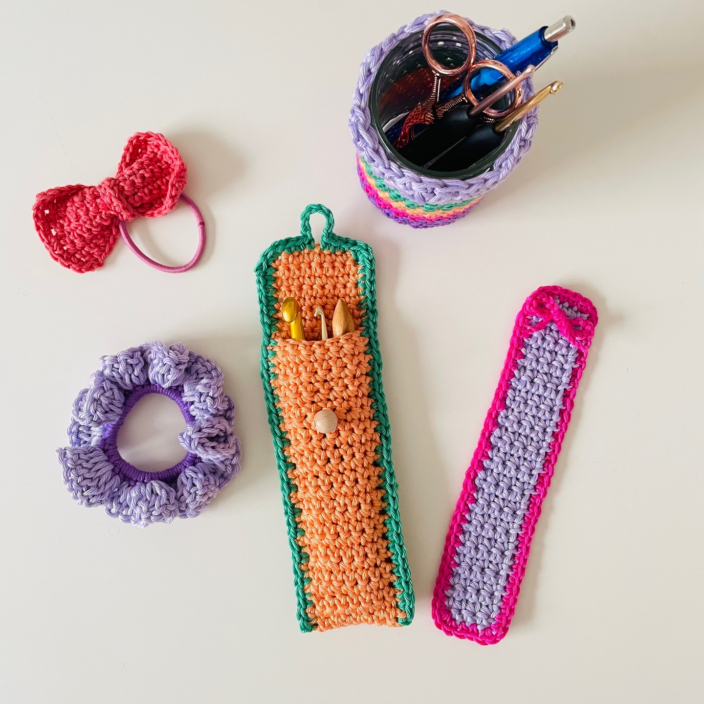 Neues Jahr - Neue Ideen 🤩
In der Vergangenheit wurde ich immer wieder mal gefragt, ob ich denn auch Kinder-Häkelkurse anbiete; aber es kam nie der richtige Zeitpunkt, um sich Gedanken zu machen und Ideen für den Häkelnachwuchs zu entwickeln ☺️... aber alles hat seine Zeit.
In der ruhigen Weihnachtszeit kamen mir nun die kreativen Ideen für tolle und auch einfache kleine Projekte, welche die Kinder auch ohne Vorkenntnisse leicht umsetzen können.
Hat richtig Spaß gemacht, die farbenfrohen Häkelprojekte auszuprobieren, wo ich doch meist nur Beige- Grautöne verhäkle. ☺️
Und jetzt freue ich mich einfach, dass nun die ersten zwei Kurstermine 21.2. & 2.4. für meinen ersten Kinder-Häkelkurs (außerhalb des Ferienprogramms) feststehen.
Alle weiteren Infos erfahrt ihr auf der Webseite: mmaschenherz-handmade.de unter der Rubrik "Workshops".
#häkelkursfürkinder #kinderhäkeln #häkelnfürkinder #häkelworkshop #häkelnlernen #maschenherz #häkelnmachtglücklich #häkeln #kreativnachmittag