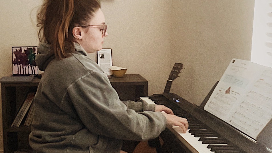 There’s something really special about starting (or returning to) piano as an adult. Adult learners bring so much curiosity, heart, and lived-life experience to their music — and the pace is always gentle, steady, and supportive. Whether you’ve always wanted to play, or you’re finding your way back to the keys after years away, there’s space for you here. 💚
IMAGE DESCRIPTION:
Adult piano student sitting at a keyboard at home during an online piano lesson. She’s wearing a cozy hoodie and reading from a music book on the stand. A guitar and bookshelf are behind her, and the lighting feels warm and calm.
.
.
.
.
.
.
.
#adultpianolessons #beginnerpiano #onlinepianolessons
#portlandpianolessons #learnpiano #pianoteacher
#musicforall #gentlelearning #creativelife