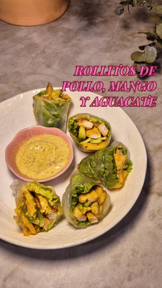 🥭🥑 Si no tienes tiempo pero quieres comer bien… esto te va a salvar.
Yo no improviso cuando voy justa de tiempo: me preparo antes.
Por eso siempre tengo el pollo cortado en tiras en el congelador. Lo dejo descongelar el día antes, lo salteo, corto las verduras y en minutos monto estos rollitos de arroz con pollo, mango y aguacate.
Ligero, rico y sin complicarte. ✨
Y para los días de máxima pereza:
👉 el mismo relleno sobre una base de cogollos, a modo taco 🌮
Misma idea, cero esfuerzo.
Porque comer bien en el día a día no va de hacerlo perfecto, va de organizarte para cuidarte sin agobios.
Comida real, soluciones prácticas y recetas que te facilitan la semana.
👉 Guárdalo si te gusta comer bien aunque no tengas tiempo 🩷
#RecetasFáciles #ComerBien #VueltaALaRutina