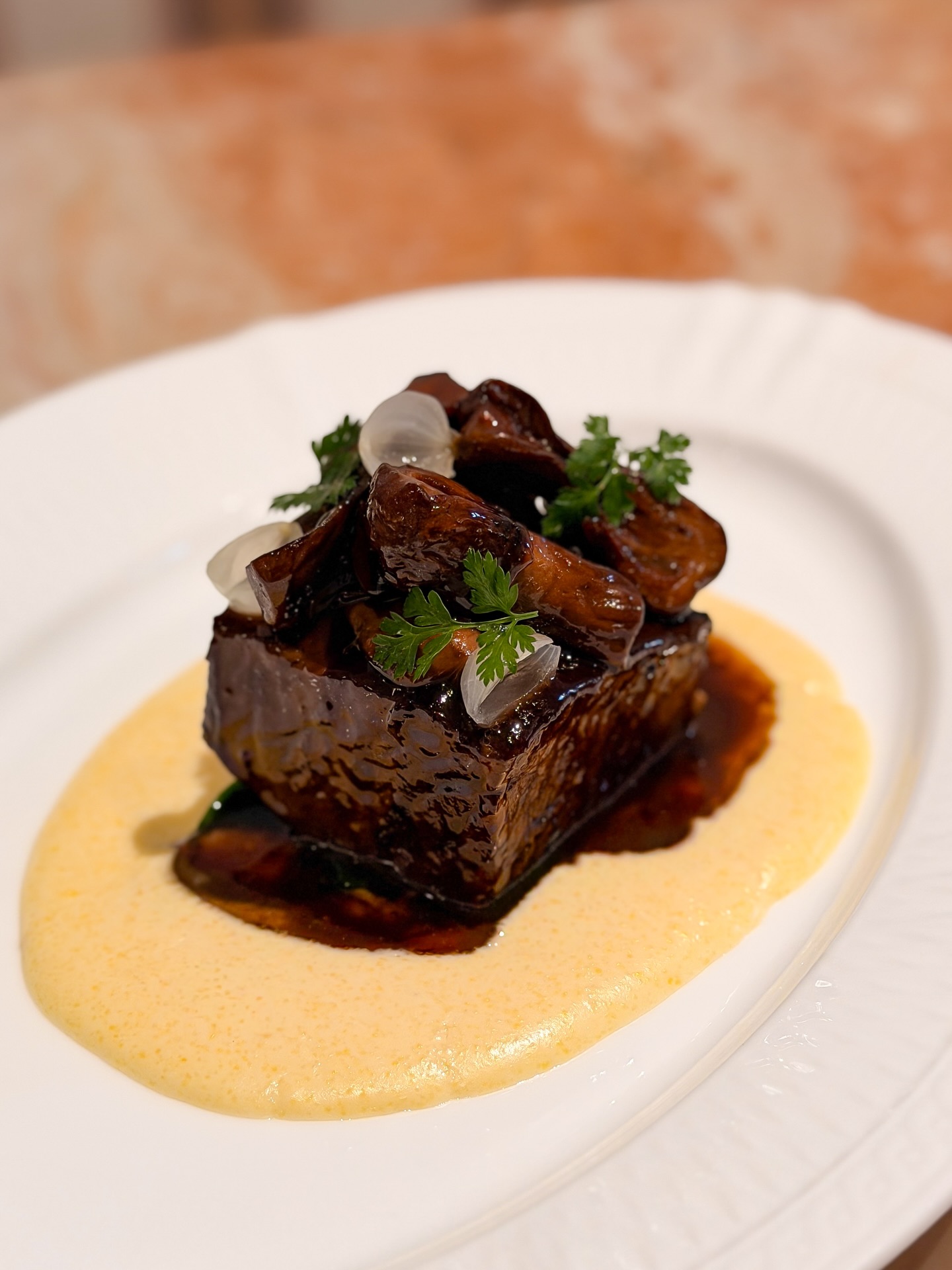 🍴Tender tamarind braised short rib, melting into creamy polenta, topped with umami-packed champagne mushroom.🍄🟫 A pure midday luxury from our new set lunch menu. 😋
For reservations, click the “Reserve” button on our Instagram profile or visit our website. Walk-ins are warmly welcomed on a first-come, first-served basis. 💕
You may also view our latest menu offerings on our official website.
☎️ +852 2711 8088
🌐 www.medora.hk
📍G/F, 111 Wellington St, Central
#medorahk #chefvickycheng #鄭永麒