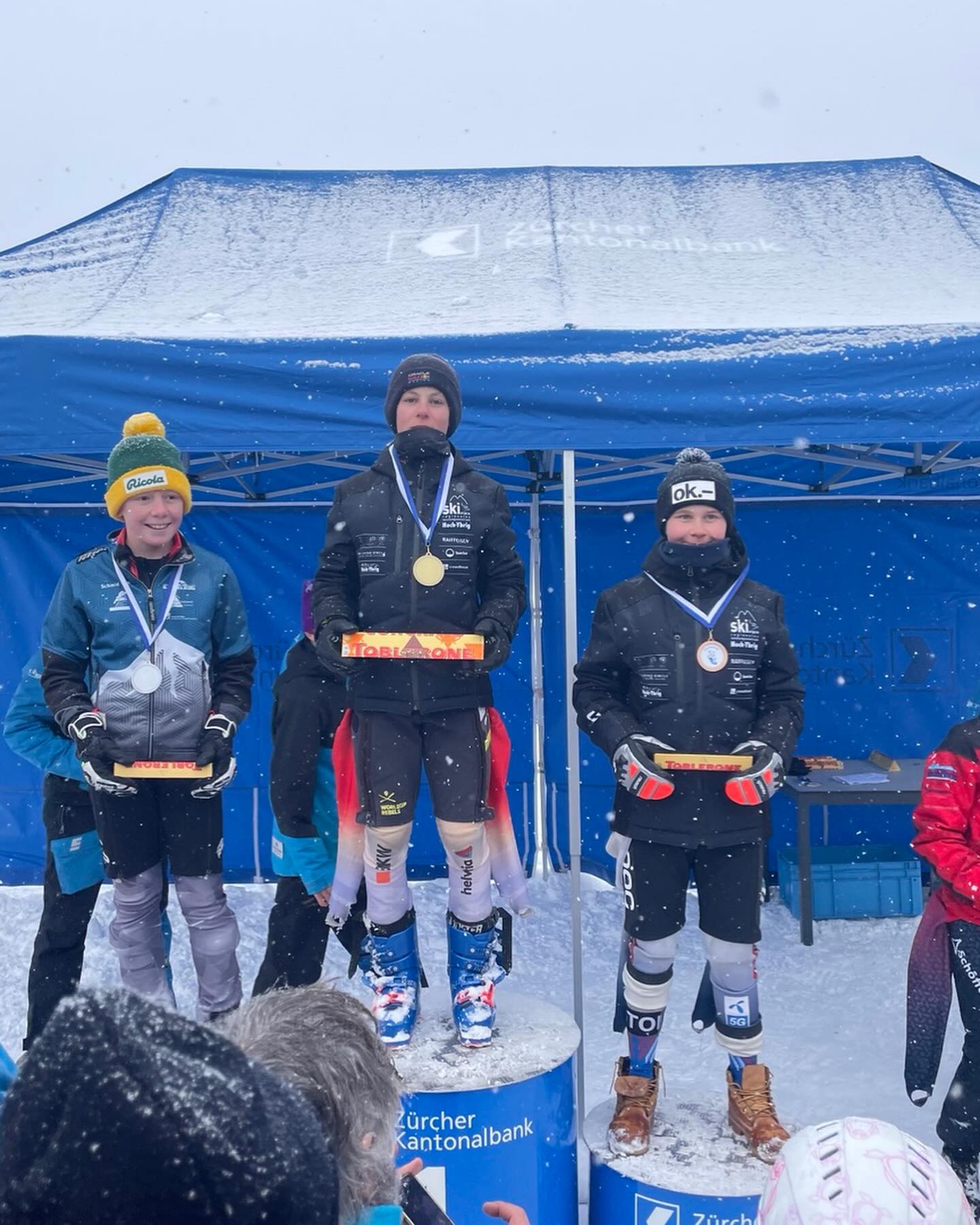 Erstes Living Circle Cup Rennen, erster Sieg! Das lange warten hat ein Ende! Beim Auftakt der regionalen Saison, überzeugen die SCO Athleten. Bei den U16 Jungs erringt Jan mit Tagesbestzeit den Sieg🥇💪 💪 Raphael erreicht PL 5 und bei der U14 schnappt sich Finn mit Rang 3 🥉💪einen weiteren Podestplatz! Mit den Slalom Rennen am Sonntag enden die Züri Leu Rennen in Obersaxen