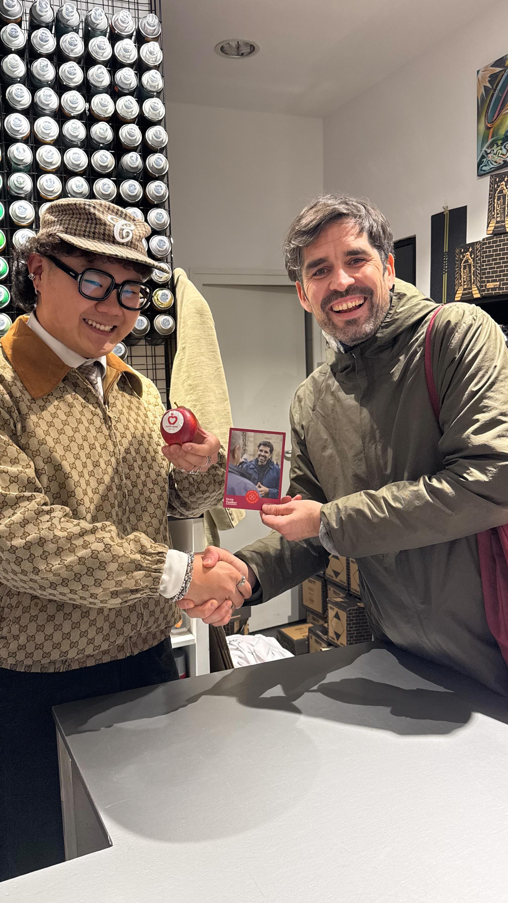 Tag des Apfels. Wir sagen als Trierer SPD immer #Apfeldank im Januar - bei sozialen Einrichtungen, bei Menschen, die unseren Alltag am Laufen halten, im Einzelhandel, Bussen und von Tür zu Tür. Verbunden mit den besten Wünschen für ein zusammenhaltendes, demokratisches und zuversichtliches 2026 in unserer wunderschönen Stadt.
#tagdesapfels #trier #spd #sventeuber