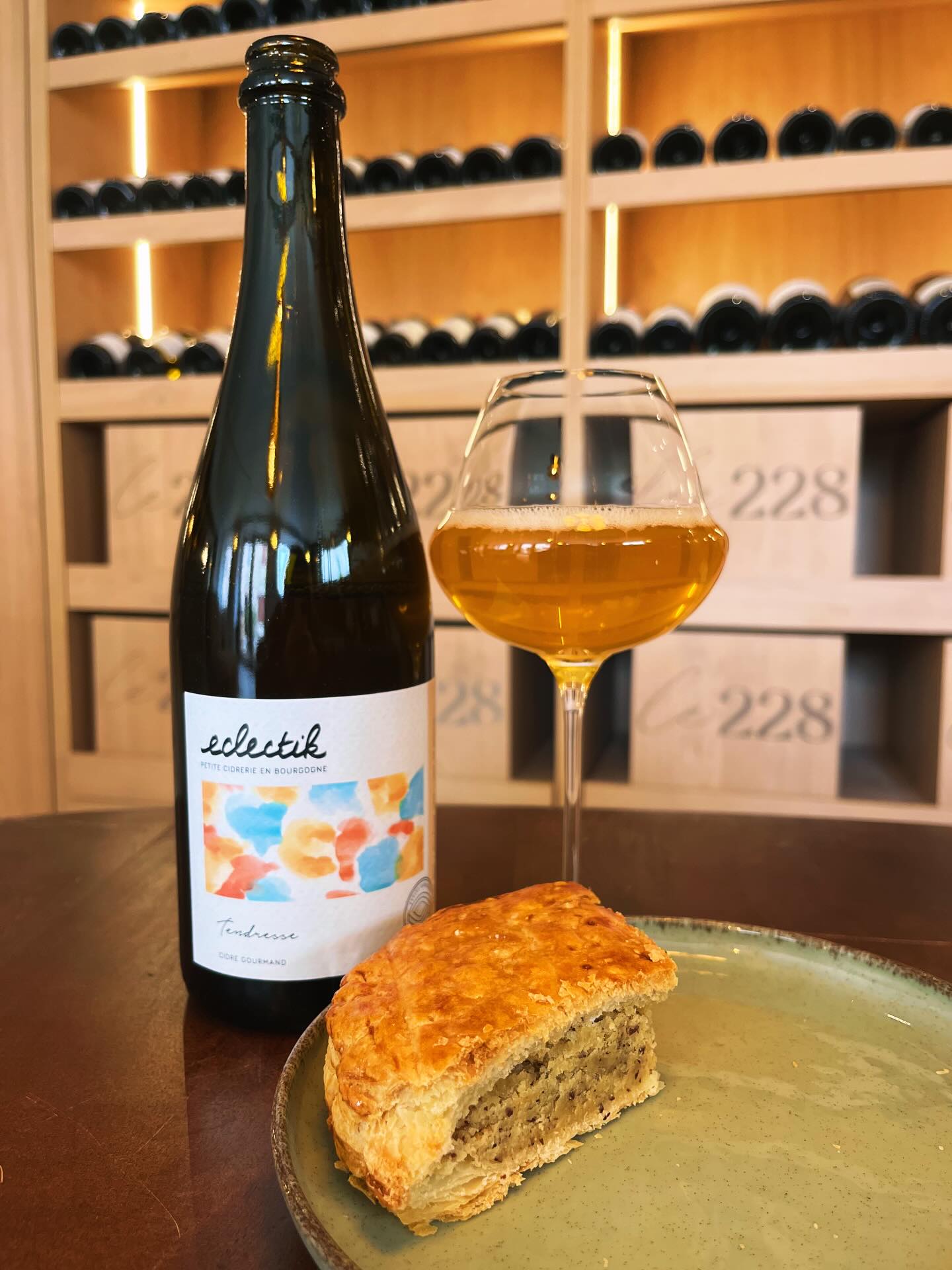 🍎 Tendresse, c’est le cidre qu’on ouvre sans hésiter. Gourmand, équilibré…il accompagne à merveille la galette des rois 👑
#tournus #tournustourisme #vinsdebourgogne #caviste #baravins