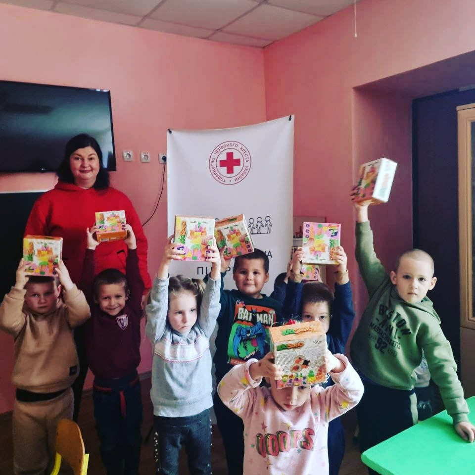 Історії партнерства: Олена Дєордієва — допомагати, навіть втративши все
У Цивільному фронті ми часто говоримо про партнерства. Але за кожним партнерством стоять люди — зі своїми втратами, вибором і внутрішньою силою.
Олена — саме з таких людей.
Олена — внутрішньо переміщена особа з Миколаєва. Повномасштабна війна привела її родину до села Буша на Ямпільщині. У 2022 році вони виїжджали з дому, і коли дорогою в Буші закінчилося пальне, вирішили залишитися саме тут. Це рішення стало точкою нового шляху — складного, але наповненого змістом.
З перших днів, попри власні втрати й невизначеність, Олена разом із чоловіком Сергієм — лікарем-реабілітологом — почали допомагати людям. Спочатку так, як могли: підтримкою, фаховими знаннями, присутністю. Згодом Олена долучилася до роботи Товариства Червоного Хреста України вже як ВПО — і відкрила для себе напрям психосоціальної підтримки.
Вона пройшла навчання та тренінги в Києві й Вінниці, отримала практичну підготовку з роботи з дітьми та жінками, які пережили стрес і травму війни. Почала проводити заняття у школах Буші, Дорошівки, у Ямполі. Її чекають. Їй довіряють.
Особливо важливими стали 2023–2024 роки — ретрити для дітей і жінок, аутріч-акції для дітей у Ямполі, творчі та відновлювальні зустрічі для внутрішньо переміщених осіб.
Олена працює делікатно й професійно, використовуючи дихальні практики, елементи звукотерапії, техніки емоційного розвантаження.
«Люди, травмовані війною, потребують не поспіху, а уважної присутності поруч. Наше завдання — не тиснути, а дати простір, де людина може відновитися», — говорить Олена.
Вона — реабілітолог-естет і звукотерапевт, волонтерка з 2013 року. Її шлях — це приклад того, як фах, людяність і досвід поєднуються у справжню підтримку.
Разом із чоловіком Олена також долучилася до розвитку реабілітаційних послуг у Ямпільській громаді, напрямів зеленого туризму в Буші, ініціатив із саморозвитку. Вони заснували громадську організацію Громадська організація Центр Зцілення Велнес — як простір відновлення, підтримки та життя.
Фонд «Без кордонів» співпрацює з Оленою Дєордієвою з початку повномасштабної війни. Через цю співпрацю ми передаємо гуманітарну допомогу родинам з дітьми, які проживаю