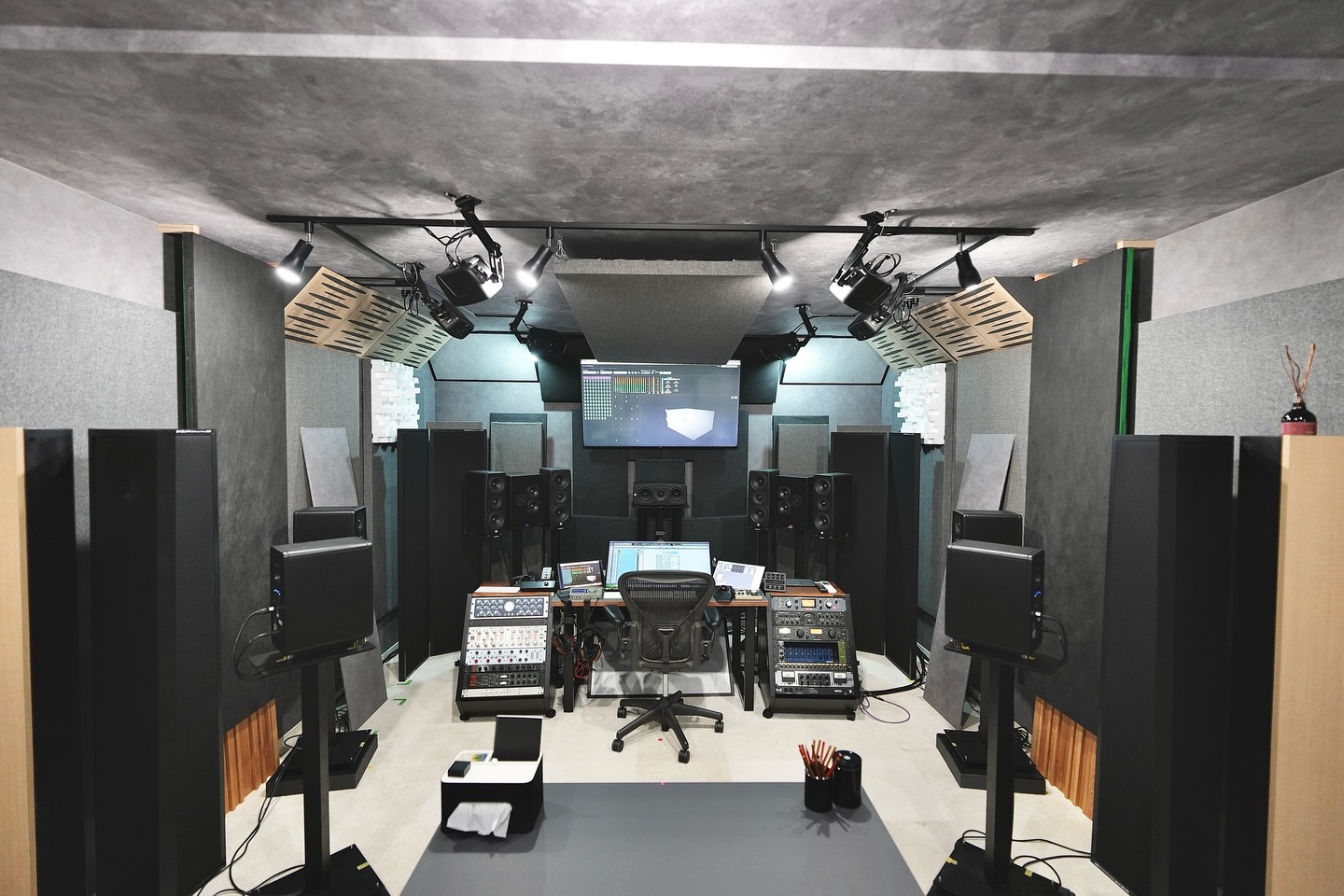 Xでは色々と近況報告をしてたのですが、昨年の10月から始めた津山本店のDIYでの改装が終わって、本日2026年1月10日にリニューアルオープンしました。
本当に色んな方々のお力添えで完成した傑作だと思います。9畳のコントロールルームは17畳になり、ブースを新設。Dolby Atmosのスピーカーも全て新しく変更し、全く新しいスタジオに生まれ変わりました。
2月の末まで無料の体験会を実施してます。
是非お越し下さいませ。