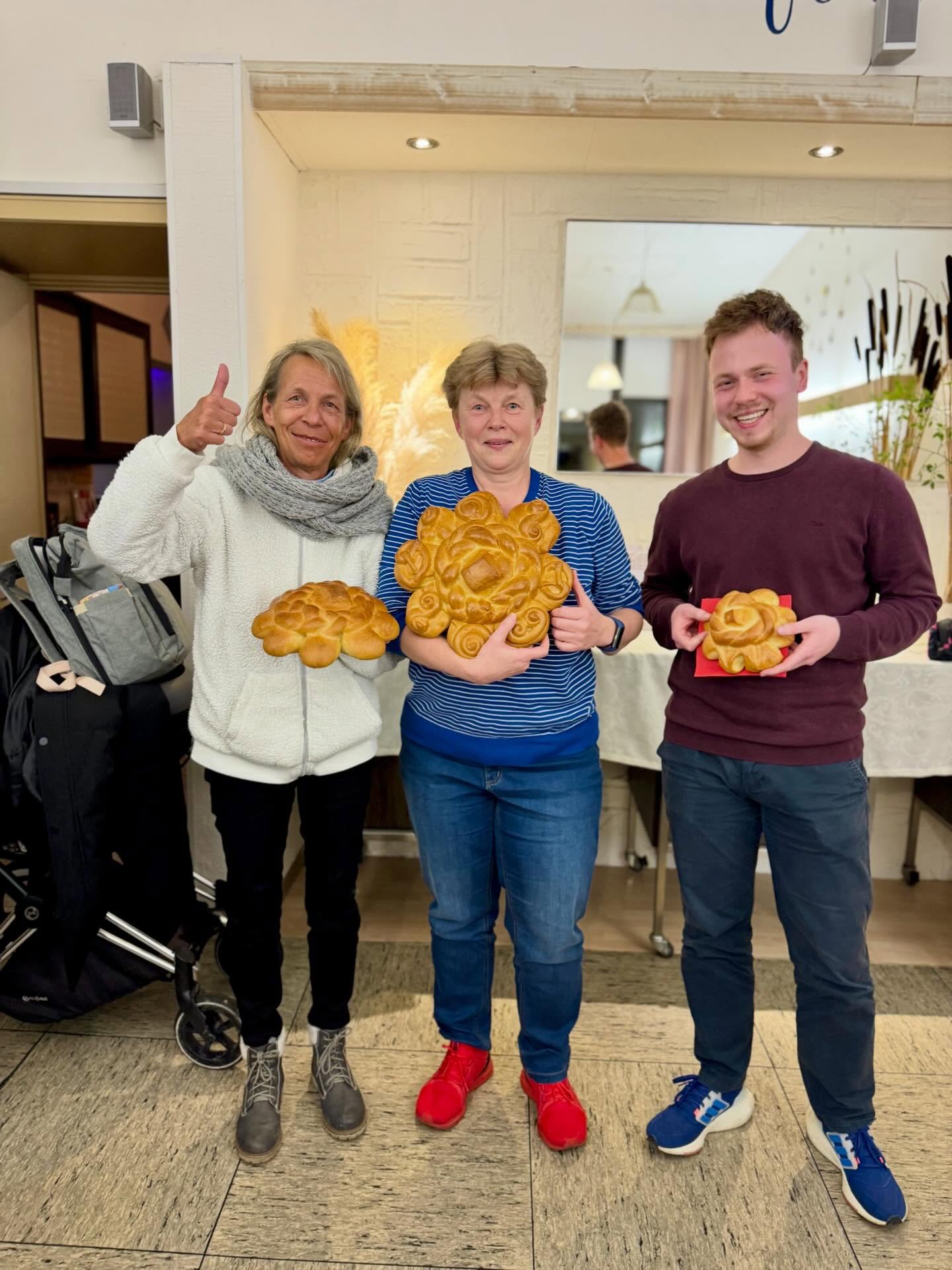 Es wurde gemutschelt 🎲
In einer geselligen Runde traf sich die SRG Reutlingen gestern Abend zum traditionellen Reutlinger Brauch, dem Mutscheln 🥖🍞🎲
Die Mutschel stellt der Sage nach die Achalm nach und die acht Zipfel die damaligen Stadtteile.
Um die Königsmutschel mit ihren 1000g zu gewinnen hieß es würfeln was das Zeug hält. 🎲
Große Hausnummer, kleine Hausnummer, der Wächter bläst vom Turm, Nacket’s Luisle und dann das Königsspiel „Chicago“ wurden unter Anleitung von den Spielmastern Daniel Leyhr und Björn Vielberth gespielt.
Am Ende war es recht knapp und die Königsmutschel ging mit 1860 zu 1820 Punkten an Beate vor Gaby und David 👑
Und natürlich gab es auch eine „Losers-round“ mit denen, die zu viel gezockt haben und mit 0 Punkten rauskamen. „Glückwunsch“ an Thorsten, Anton und Klaus 👏👏
An dieser Stelle auch ein recht herzliches Dankeschön an @cafesommer für die Unterstützung bei den Mutscheln! 🙌🏼
Es war ein schöner und gelungener Jahresauftakt 🥰
#srgreutlingen #mutscheln #würfeln #ehrenamt #schiedsrichter
