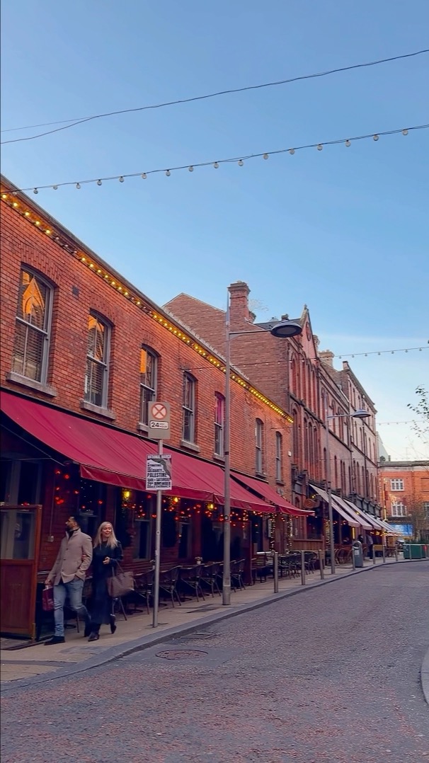 Roasted sirloin of yearling beef, slow-cooked and served just the way it should be.
Yorkshire pudding stuffed with onion marmalade & horseradish, glossy glazed veg on the side.
Then take it upstairs — cocktails in hand, live music on the rooftop, Sunday done right.