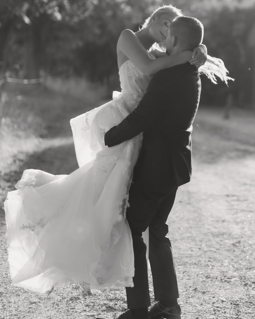 Eine Hochzeit, schöner als man sie sich erträumen kann ✨
Blumen über Blumen, funkelnder Glitzer und Emotionen, die man nicht inszenieren kann, nur fühlen.
#waldhofaufherrenland #hochzeitsfotografie #hochzeitsfotografhamburg