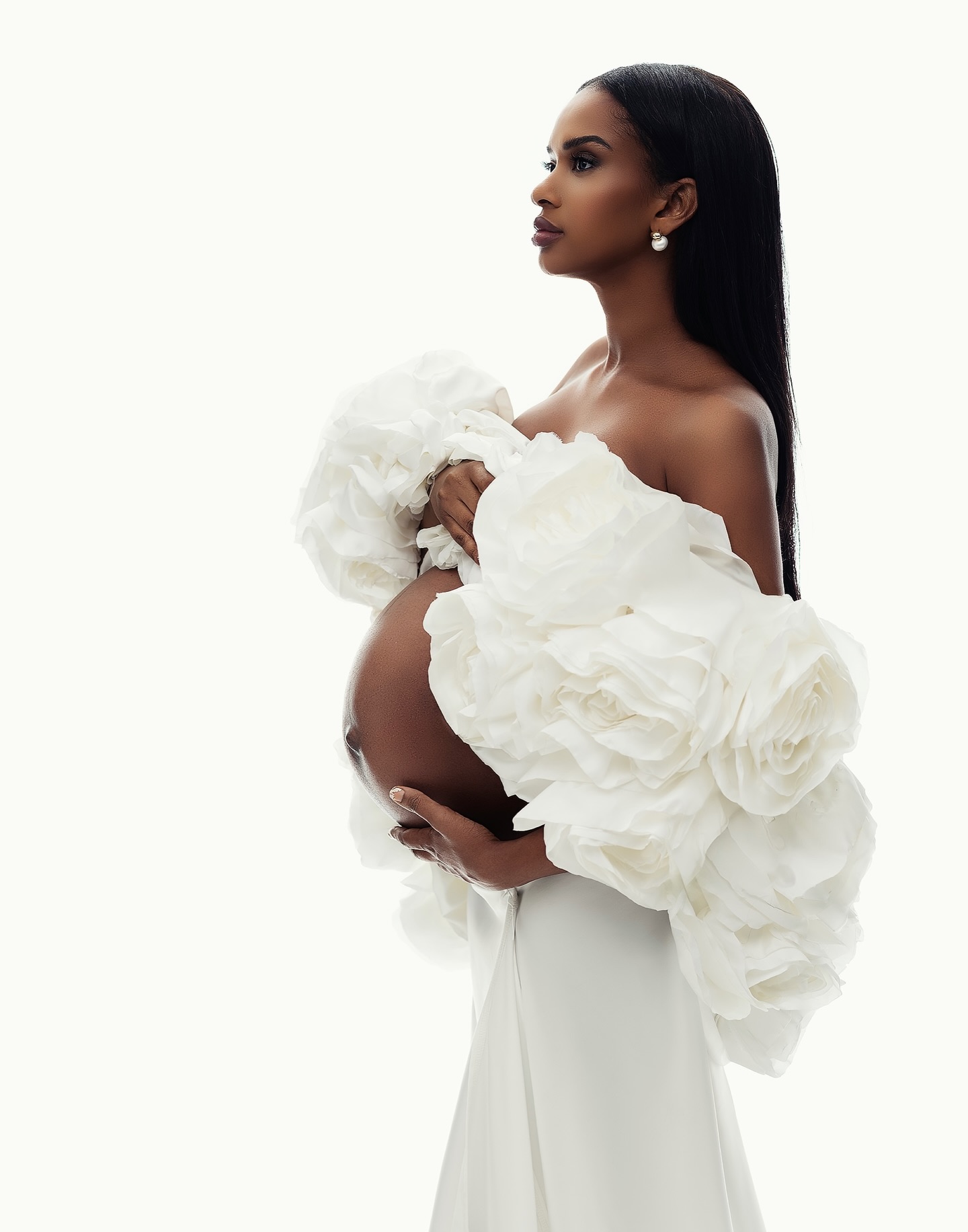 Visit my studio in Zurich and let’s capture the most beautiful moments of your pregnancy together 🤍
The ideal time for a maternity photoshoot is between weeks 28–32, when your baby bump is perfectly visible and you still feel comfortable and confident.
I welcome you with a premium maternity wardrobe to make your experience truly special and unforgettable.
Booking: www.veronikamarques.com
MUA: @flor_bustos_makeupartist
Model: @extrahbb
Bolero: @matusenko.store (for my personal discount code send me pm)
#MaternityPhotography #MaternityPhotoshoot #babybauchshooting #MaternityShoot #MomToBe