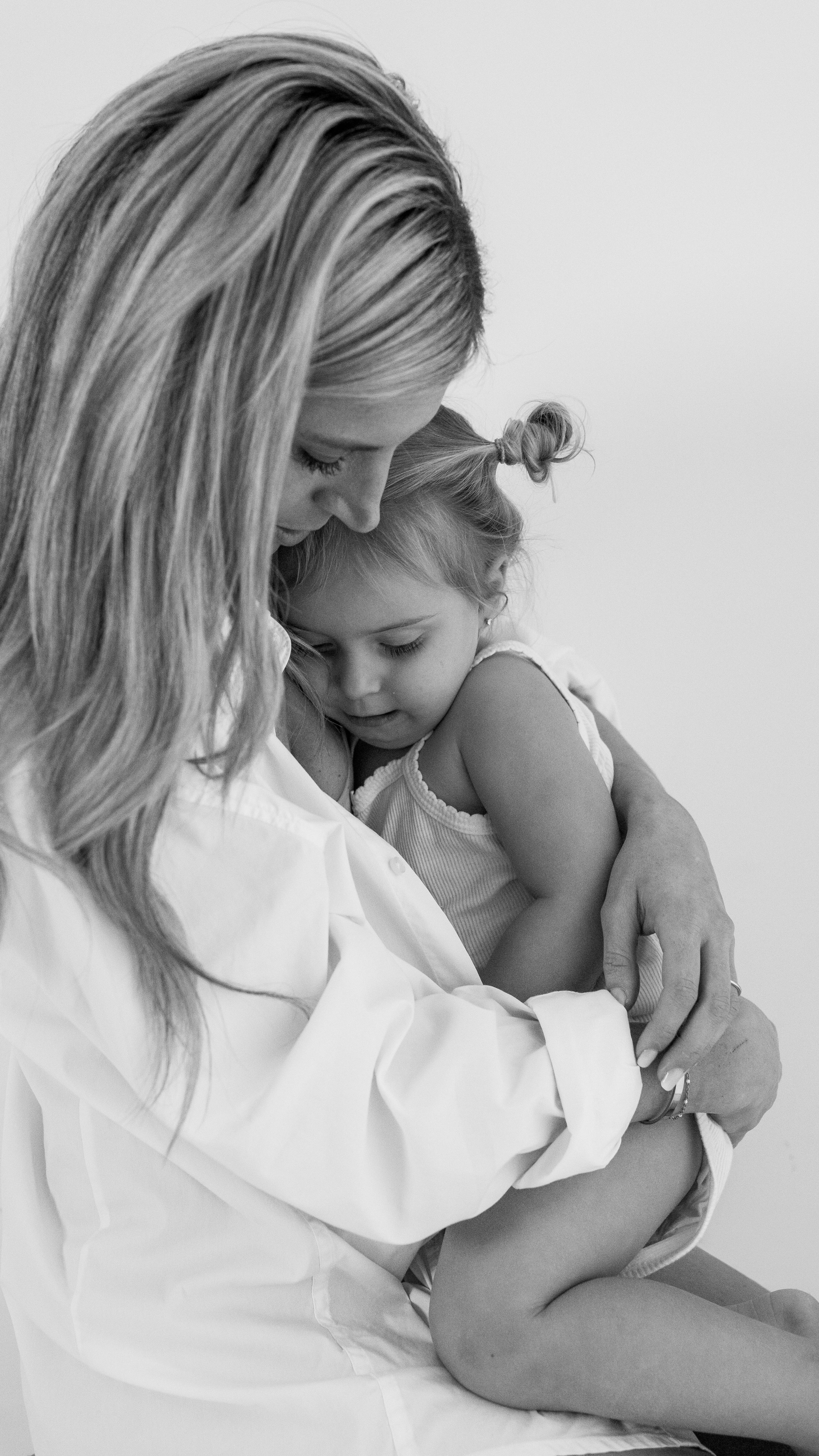 Du wirst das hier eines Tages lesen
und genau wissen, was ich meine.
Es sind nicht die großen Meilensteine,
die das Leben mit deinem Kind so besonders machen.
Es sind diese kleinen Momente im Alltag.
Das gemeinsame Lachen.
Kalte Wangen im Schnee.
Dein Kind ganz nah bei dir.
Momente, die sich jetzt normal anfühlen
und sich später wie das ganze Leben anfühlen werden.
Bitte vergiss nicht, sie festzuhalten.
Nicht perfekt.
Sondern echt.
Speichere sie.
Fühle sie.
Erinnere dich.
Folge mir für eure Momente @soulmom.era @soulmom.era @soulmom.era
SEO | Fotoshooting, Mama Kind Bilder, Motherhood Photo Shoot, mommy and me Bilder Photos, Mama Tochter Bilder