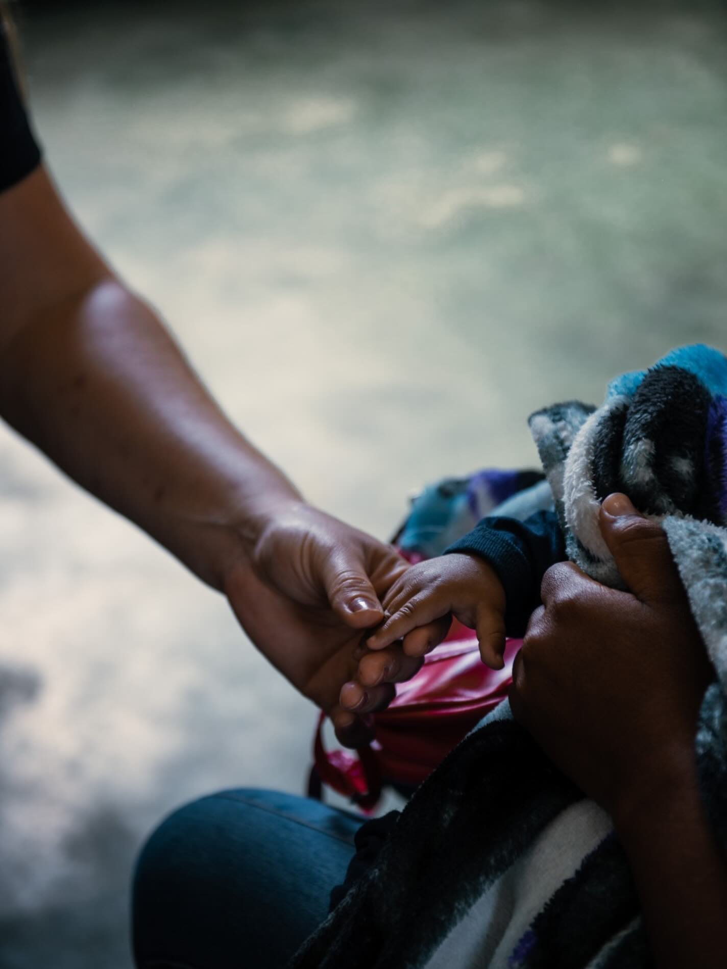 QUEM CUIDA DE QUEM CUIDA? 🫂
Cada vez mais, somos impactados por notícias de guerras, crises, tragédias... Pode parecer que o mundo está em colapso e não temos pra onde fugir!
E este impacto não é apenas social, ele também é EMOCIONAL. A exposição constante à violência, à insegurança e às incertezas sobre o mundo afeta diretamente a SAÚDE MENTAL de pessoas, comunidades e profissionais humanitários.
Especialistas recomendam cuidados simples, mas essenciais: limitar o consumo de notícias, manter rotinas de descanso, fortalecer vínculos sociais e buscar apoio psicológico sempre que possível.
Cuidar da saúde mental não é fraqueza. É proteção, resiliência e humanidade em tempos de crise.
CUIDE-SE!
🔗: No Linkedin da Vv um post mais detalhado e com dicas para quem se interessar.
🧠💙