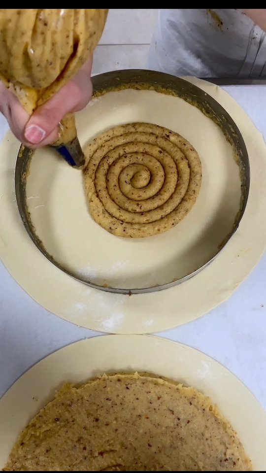 🥮 Que se cache derrière la fabrication de notre galette traditionnelle frangipane ? ✨😋
👸 Notre pâtissière Emma vous emmène avec elle en laboratoire et vous dévoile, pas à pas, les secrets de cette magie gourmande. 💛👑
#GaletteDesRois #galette #patisserie #nicolashennemann #Lyonfoodies