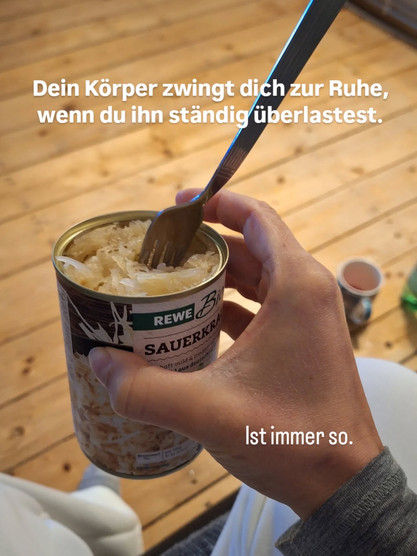 Auch ich grad, bei soo vielen Jahren ohne Krankheit oder Schnupfen... Jetzt ist er da. Der kleine fiese Schnupfen und das Gefühl schwach zu sein.
Ich brauch Ruhe.
Und weil ich mir die selbst nicht gebe und trotzdem immer weitermachen will, mit Arbeit, ausgehen, was erleben, Spaß haben...
Bringt mich mein Körper jetzt an meine Grenzen und sagt: Stopp! Jetzt ruh dich endlich mal aus und komm runter 😅
Schalte ab. Lass los.
Und vertraue dem Timing.
Du musst nichts leisten grad.
Du musst auch nichts lösen grad.
Du darfst einfach nur mal sein.
Und deine Gedanken neu sortieren.
Wieder Sicherheit gewinnen.
In dir.
⚜️⚜️
Du bist genau richtig.
Du bist liebenswert.
Du bist selbstbewusst.
Egal was andere denken.
Wichtig ist was du denkst.
Und das darfst du jetzt mal integrieren.
-> Ich glaub so ungefähr würde ich mir das selbst sagen, wenn ich jetzt mal ehrlich bin 😅😅
Und jetzt:
Ich bin dann mal integrieren und Neues erblühen lassen ;)
In mir und meiner inneren Stärke und neuen Selbstwahrnehmung 🥰🫶
Der Hintergrund:
Eigentlich wollte ich mich heute mit einem alten Freund aus der Schulzeit treffen und schön Billard spielen gehen in ner Cocktail-Bar und mal wieder richtig abfeiern und loslassen von altem Schmerz, aber das Leben hatte wohl andere Pläne für mich... zumindest jetzt...
Wird schon richtig sein so 😅
#schlafmangel #verdrängung #neubeginn #loslassen #annehmen #malschwachseindürfen #healing #trennungsschmerz