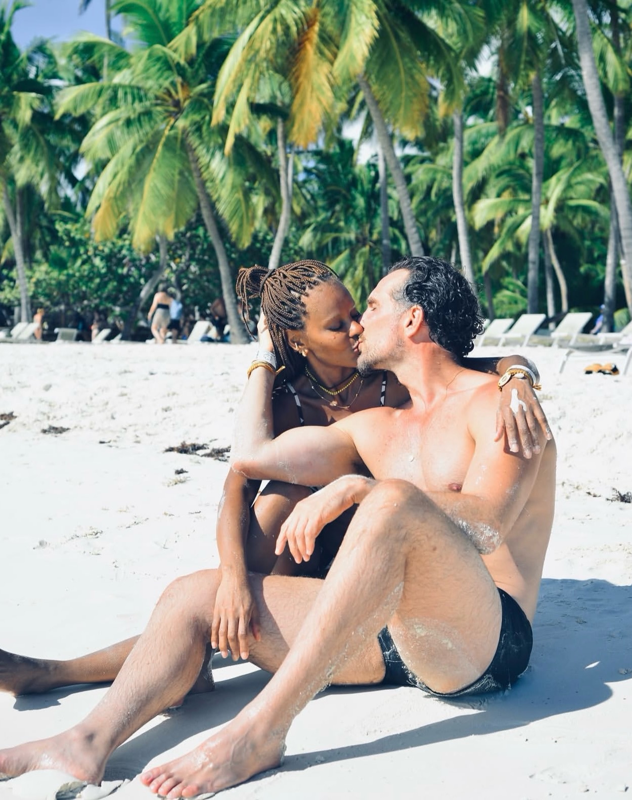 Sol, areia, bagunça boa e muito amor… é assim que a gente vive as férias em família.
Nossa maior riqueza: estar juntos, sorrindo, aproveitando cada momento.
#alinewirley #igorrickli #familia #ferias #amorpratodavida