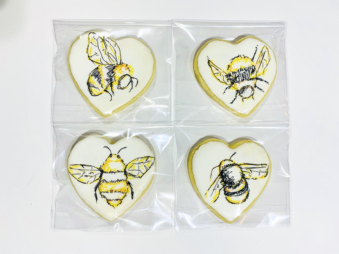 Buzzz buzzz buzzz #bee #bees #honeybees #sugarcookie #sugarcookies #sugarcookiesofinstagram #sugarcookieart #edibleart #cookiegram #cookieofinstagram #royalicing #royalicingcookies #icingcookies #buzz #baker #bakerlife #bakergram