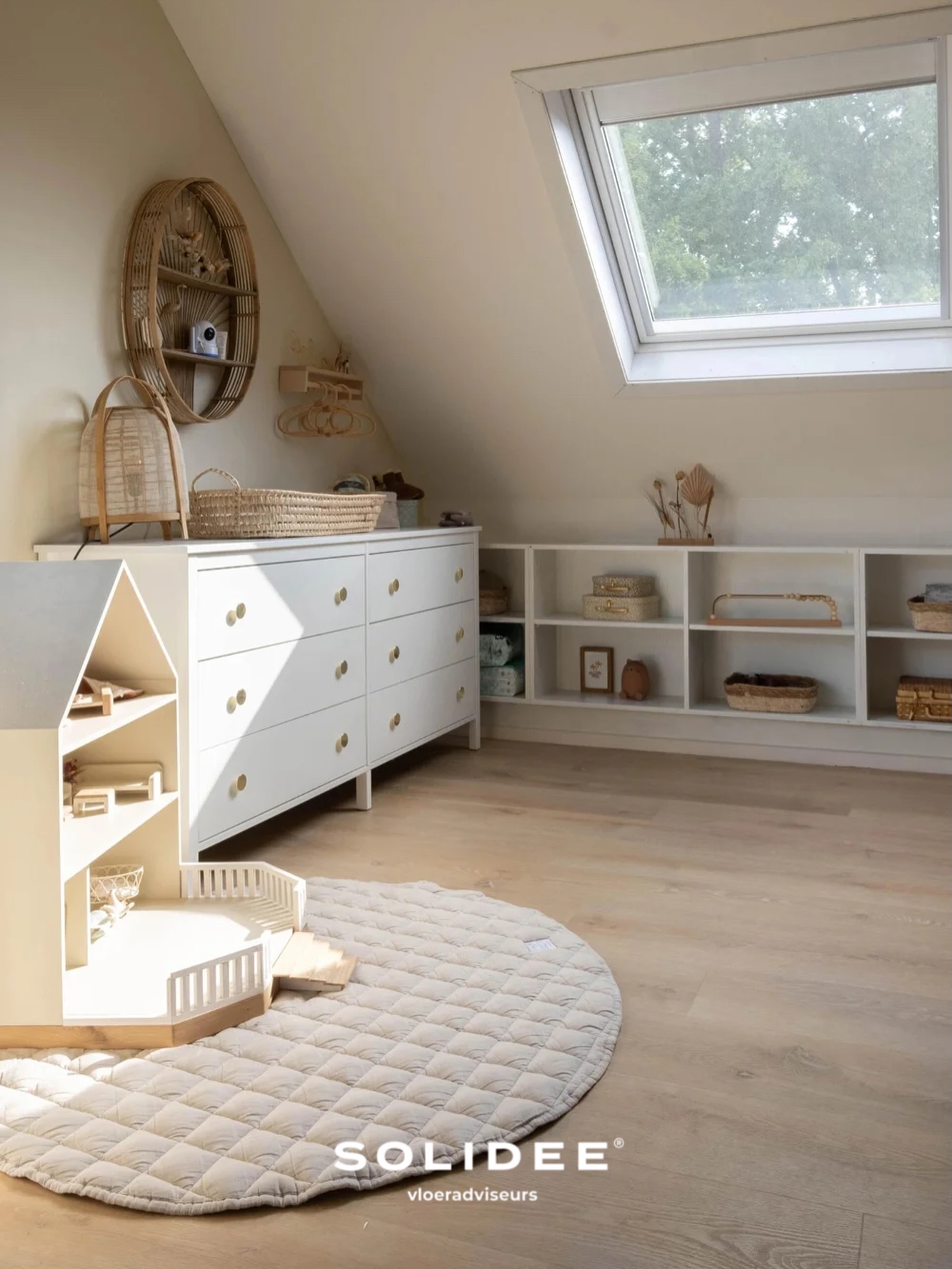 Waarom tapijt steeds vaker plaatsmaakt voor PVC boven ✨
Waar vroeger tapijt de standaard was op de bovenverdieping, zien we nu een duidelijke verschuiving. Steeds meer mensen kiezen bewust voor PVC – en dat is niet voor niets.
PVC is super praktisch in het dagelijks leven: stof, kruimels of ongelukjes? Je maakt het in een handomdraai schoon. Geen gedoe met vlekken die blijven zitten zoals bij tapijt.
Daarnaast blijft PVC mooi en strak, ook na jaren intensief gebruik. Geen looppaden, geen platgelopen plekken – wél een vloer die eruitziet als nieuw.
Maar gemak is niet het enige voordeel. PVC zorgt ook voor een rustige, warme en moderne uitstraling op de bovenverdieping. Perfect voor slaapkamers, een kinderkamer of speelruimte. En in combinatie met de juiste ondervloer voelt het ook nog eens comfortabel aan.
#pvcvloer #vloeren #legservice #vloerbedekking #vloerverwarming