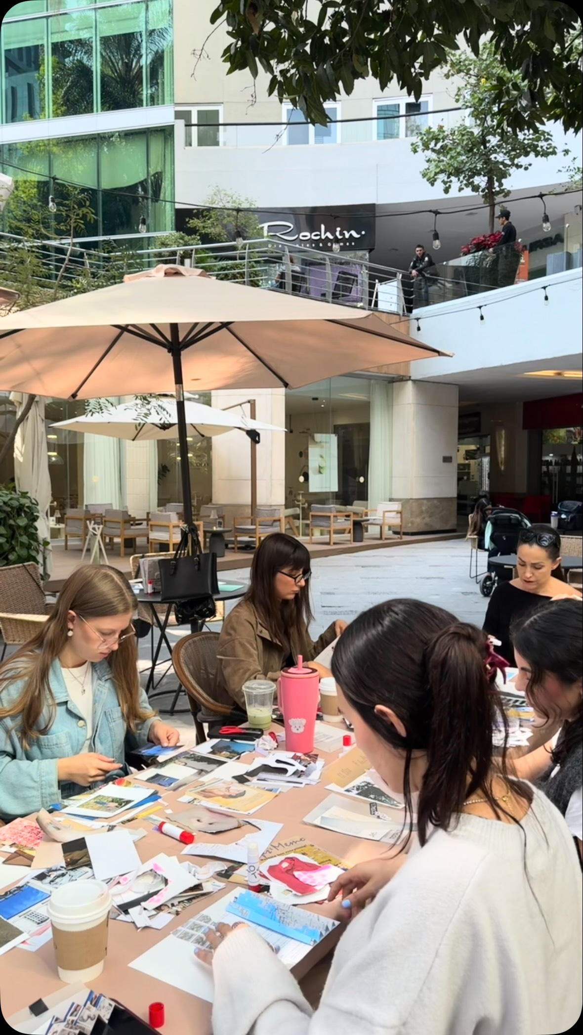 Esta mañana en Punto Sao Paulo transformamos ideas en planes y propósitos en mapas visuales.🍃
Entre recortes, café y buenas conversaciones, trabajamos nuestro Vision Board 2026 junto a @totalnadiesevaaacordar
Nos encanta ser el espacio donde los objetivos se aterrizan y los proyectos se activan.
Síguenos en redes sociales y entérate de los eventos que tenemos para ti.✨