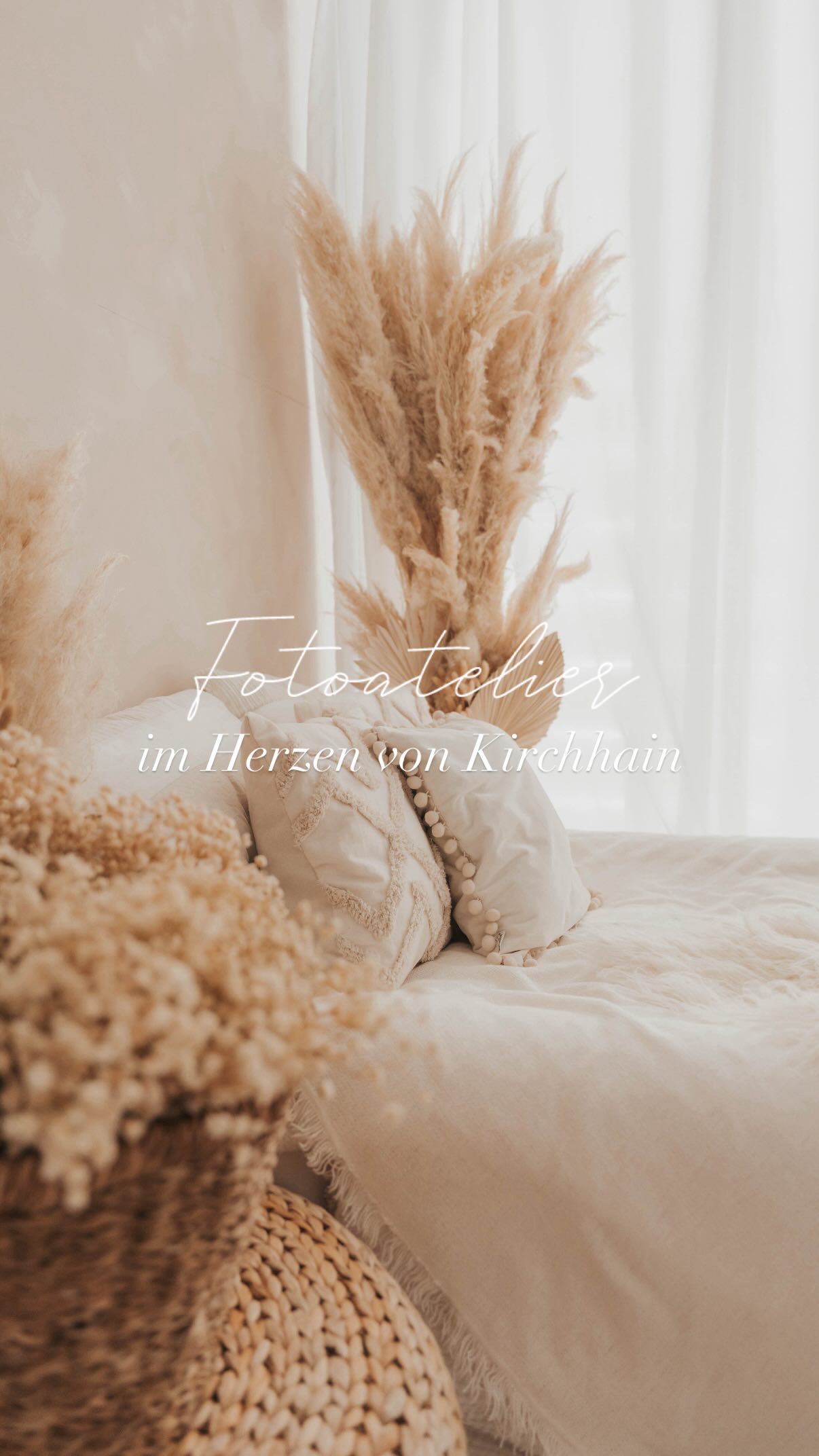 Ich wollte raus aus meinem Homestudio: mein altes Kinderzimmer 🫣. Dort hat alles angefangen, zwischen Dachschrägen, wenig Platz aber mit ganz viel Leidenschaft 💛. Schon damals immer davon geträumt eigene 4 Wände mit ein bisschen mehr Platz zum kreativ sein zu haben - aber ein eigener Laden? Niemals.
Und dann habe ich ganz spontan ein Coaching bei der lieben Laura von @einfallslicht_fotografie gebucht und es hat sich alles verändert. Mein Mindset, mein Selbstbewusstsein und mein Mut. 🤍
Die liebe Yasmin aus der @__beautybar.__ hat mir einen Kontakt vermittelt, eine neue Möglichkeit, ganz spontan. Und ich habe nicht eine Sekunde daran gezweifelt, es hat sich von der ersten Sekunde richtig angefühlt, weil ich an mich selbst geglaubt habe. Andere haben in den Räumlichkeiten viel Arbeit gesehen - ich hatte eine Vision. ✨🤍
Heute ist daraus mehr als nur ein Studio geworden. Es ist ein Ort für Kreativität, tolle Begegnungen und große Träume. Ein Ort, der mich daran erinnert, mutig zu sein und auf mein Bauchgefühl zu hören.
Heute vor einem Jahr hatte ich mein erstes Shooting hier, der Anfang einer ganz wunderbaren Reise ✨. Danke an alle, die mich unterstützen und an meiner Seite stehen. 🥰