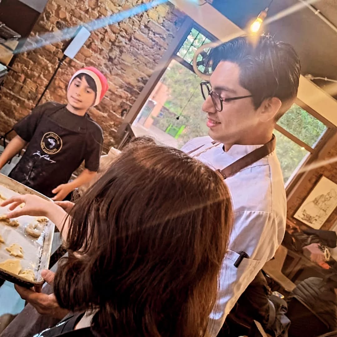 "¡Mil gracias a los 10 pequeños chefs del Taller de Galletas Navideñas de ASONALCHEFS! ✨ Sus sonrisas, creatividad con colorantes y galletas decoradas hicieron magia. Chef Miguel Ángel y equipo orgullosos de ustedes. ¡Próximos talleres pronto! 🎄🍪 #GalletasNavideñas #ASONALCHEFS"