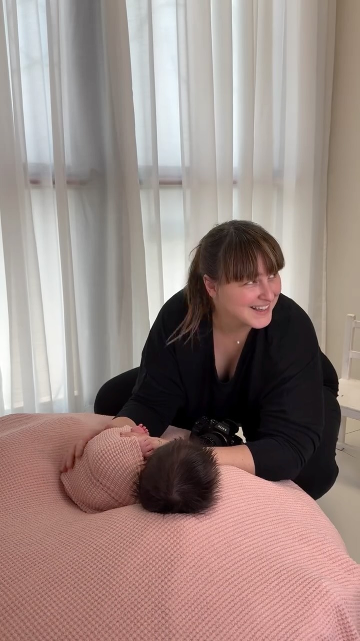 ✨ Tutto inizia prima dello scatto…
Un ambiente caldo, avvolgente, preparato con cura e pazienza.
Una luce morbida, silenzio e attesa.
Poi arriva lei: Camilla. Piccola, delicata, piena d’amore.
E ogni gesto diventa ricordo. Ogni scatto, un pezzo di cuore.
📷 Il servizio newborn è questo: fermare il tempo, anche solo per un attimo.
💛 Grazie a ogni famiglia che mi affida la cosa più preziosa che ha.
E a Camilla, per averci regalato tutta la sua dolcezza.
#servizionewborn #fotografianewborn #studiofotografico
#peregosilviafotografa #newbornphotography #castellettosopraticino
#gravidanzaenascita #attimidolcezza