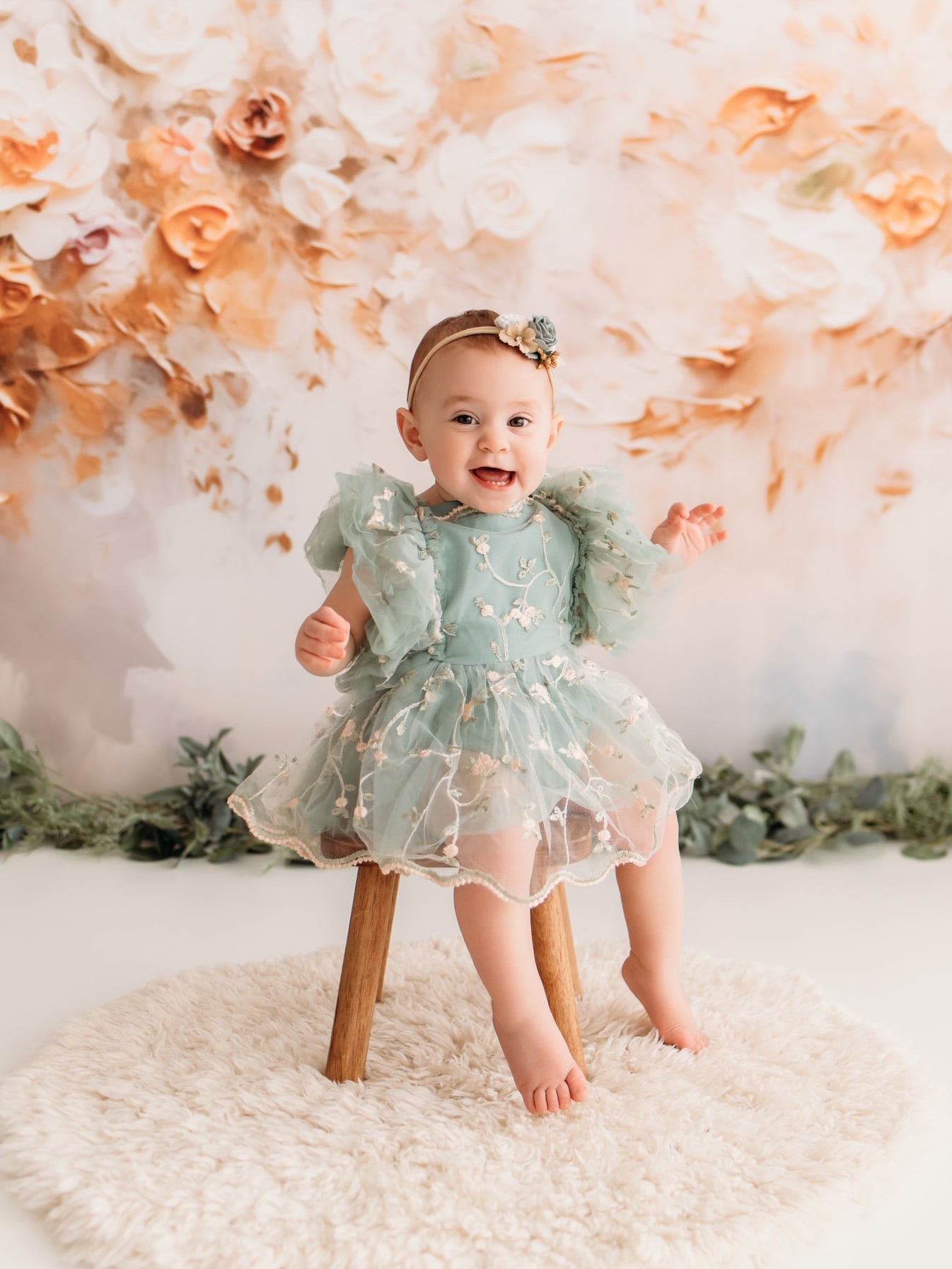 First birthday smash and splash. Such a cutie pie and boy am I loving this backdrop! So pretty! 🤩
#boisechildrensphotographer #cakesmash #firstbirthday