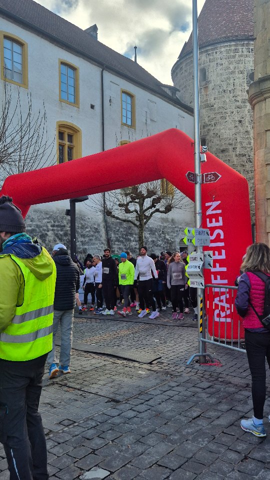 Gute Vorsätze, frische Beine und viel Energie zum Jahresstart!🎉🏁
La Course de la Bonne Résolution @sportsap_yverdon machte ihrem Namen alle Ehre – merci @focuswater & @dermaplastactive_ch für den sportlichen Support zum Start ins 2026! 🏃♀️🏃🎉
#unterwegsmitechowerk #regiosportkollektiv #coursedelabonneresolution #newyearsresolutions #running