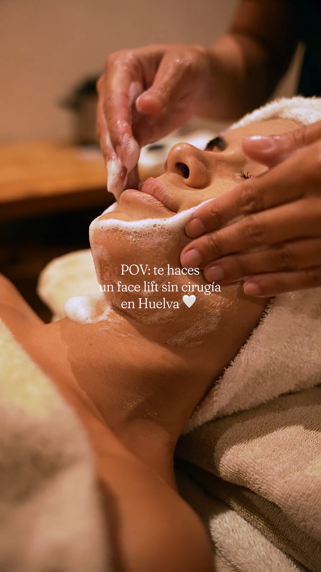 Efecto lifting sin cirugía, sin cuentos: un tratamiento facial en nuestra zona wellness que redefine, ilumina y deja tu piel renovada. Técnica experta, productos de alta cosmética y un resultado visible con acabado natural. Ideal para un evento… o para regalarte esa “buena cara” que se nota.
Reserva tu tratamiento facial hoy.
DoubleTree by Hilton Islantilla · +34 959 204 500
#DoubleTreeByHilton #Islantilla #Wellness #Spa #FacialLifting #SinCirugía #CuidadoDeLaPiel #HotelDeLujo #CostaDeHuelva #CostaDeLaLuz #ResortLife #Andalucía