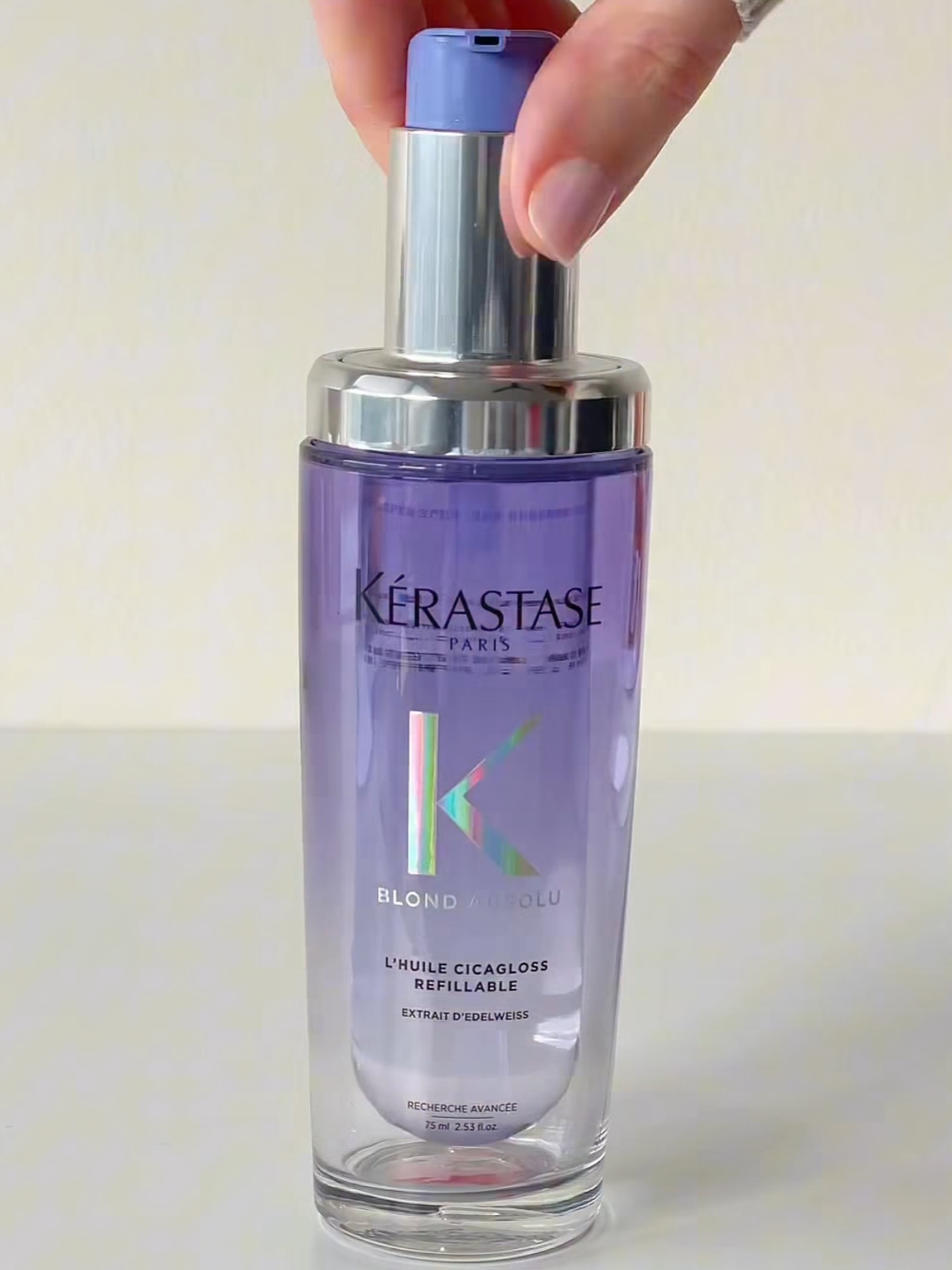 Kérastase Blond Absolu L’Huile Cicagloss Oil (also available as Kérastase Blond Absolu Cicagloss Oil Refill) is a luxe hair oil is specially formulated to hydrate, strengthen, and add radiant shine to blonde or lightened hair, helping repair the dryness and damage that come with bleaching. What makes it extra feel-good? The 75 ml version comes in a refillable bottle made to last when you run out, you can simply swap in a refill rather than tossing the entire glass bottle, cutting down on waste and giving your hair care a more sustainable twist.
Available in salon 💇🏼♀️