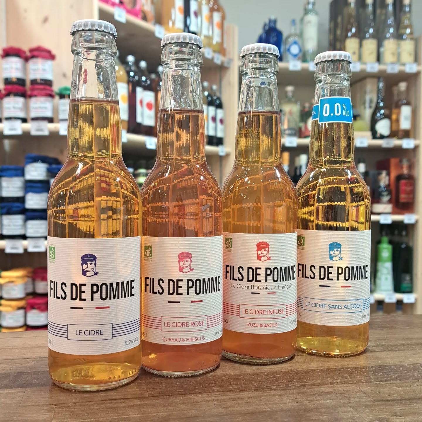 | Cidre |
Qui dit Janvier dit Épiphanie, alors pour accompagner votre galette des rois rien de tel qu'un bon cidre ! 🍎 👑
Et pour cela on peut compter sur Fils de Pomme : des cidres pur jus, bio et français 🇨🇵
Retrouvez le cidre traditionnel mais également des créations originales avec le cidre rosé (infusé à la fleur de sureau et d'hibiscus) et le cidre infusé au yuzu & Basilic 🍋🌱
Pour ceux qui font le Dry January, pas de panique ! Vous pourrez vous régaler avec le cidre sans alcool 0,0% Vol ! Il est bluffant 🤗
On vous attend en boutique !
#cidre #galettedesrois #caviste #digoin