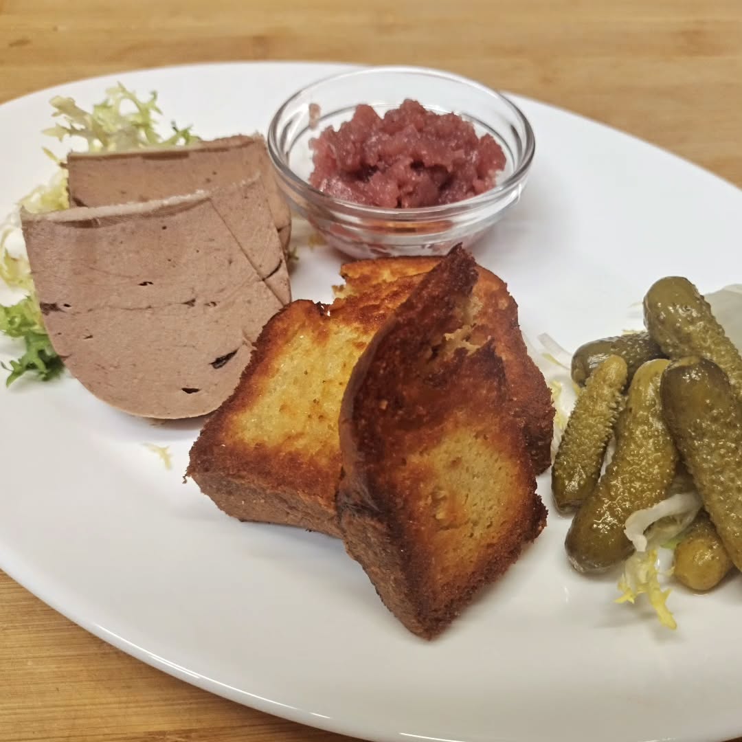 Leberterrine geht auch ganz ohne Gans! 🪿
Unsere #fauxgras besteht im Grunde aus Chashews, Champignons und Walnüssen. (Die restlichen Zutaten bleiben geheim 😉)
Dazu gibt es hausgebackenes Brioche, Cornichons und ein Birnenchutney.
Kommt gerne vorbei und probiert es aus! Wir freuen uns auf Euch!
#veganuary2026 #veganfood #rostockrestaurant #rostock #frenchrestaurant #frenchfood #rostockktv #restaurant #weinbar
@veganuarydeutschland