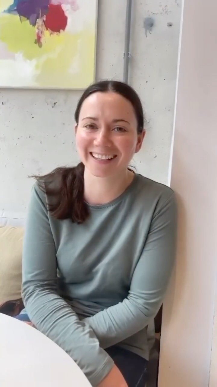 Combat rosacea with care from the start! ๐ฟ Our LED Light Therapy, combined the red, blue with soothing green light for an extra 15 minutes, is a safe and effective treatment. Donโt wait for rosacea to spreadโtake control early!
Thank you Anita for trusting us with your skin and for the lovely review๐ค
#Skincare #RosaceaTreatment #amsterdam #apivita #ledlighttheraphy #wellness #greenledlighttherapy #glowingskin #happyclient