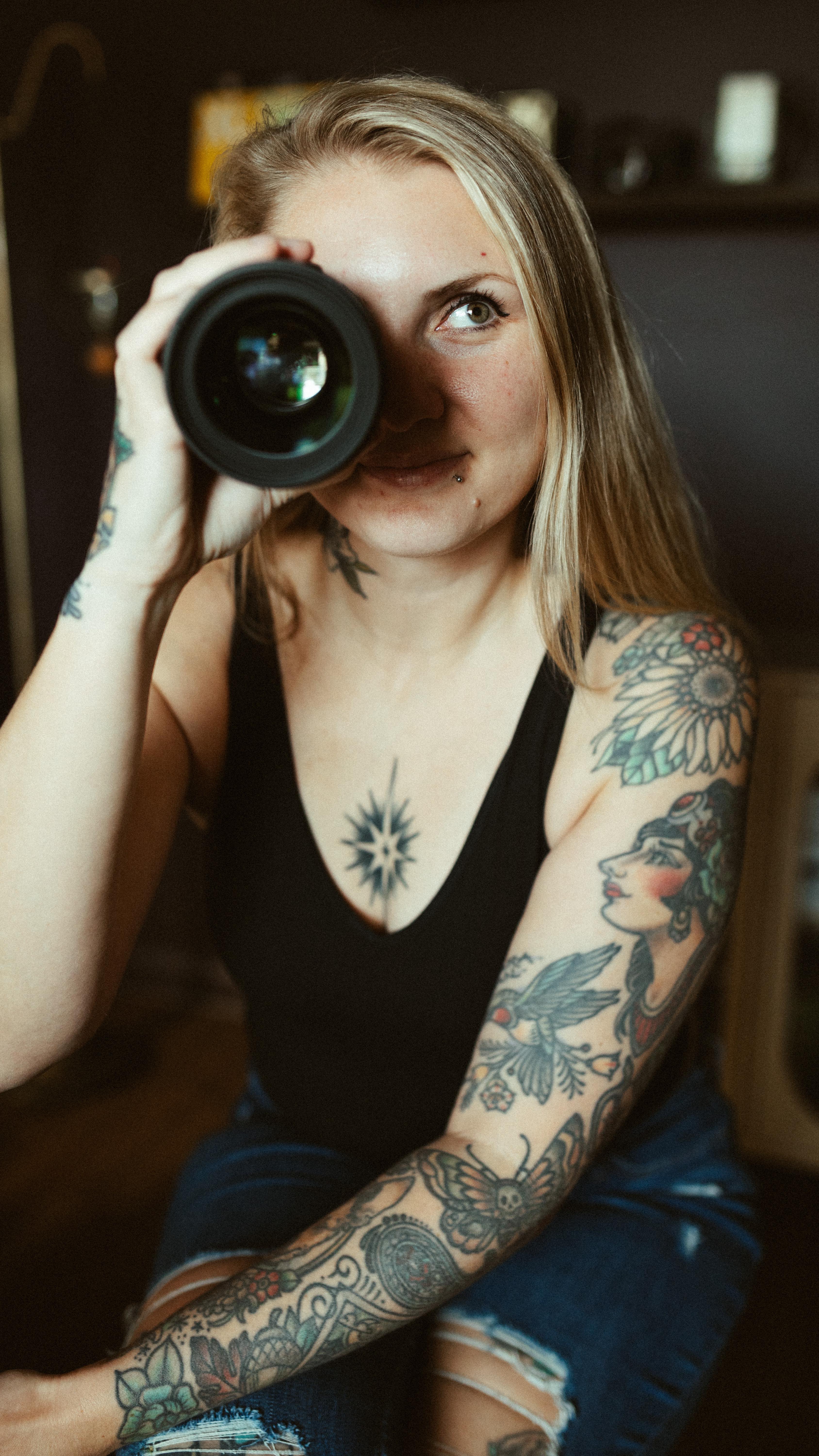 diy headshots in my newly refreshed office 📸 💜
I’m ready to go into this new year creatively refreshed. No more caring about a feed that perfectly “matches”, not taking on too much and getting burnt out, creating photos that mean everything 🎞️