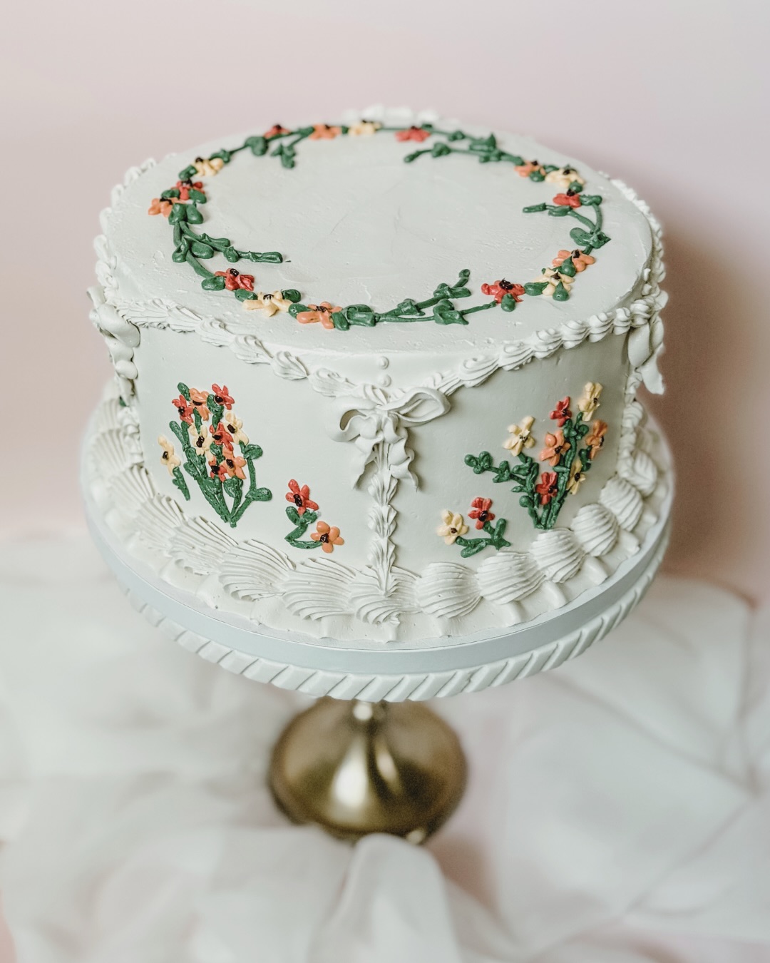 Vintage-style cakes aren’t having a moment, they’ve always belonged!
They feel familiar in the best way. Like birthdays at home, candles flickering on the table, celebrations that didn’t need to be loud to be meaningful. Nostalgic, yes, but never dated 💕
They’re rooted in craftsmanship ✨ Every piped detail, every layer of texture takes time, care, and intention. You can feel the hands behind them. That’s why they never feel mass-produced… they feel personal.
They fit every kind of celebration. Big milestones, quiet moments, once-in-a-lifetime days and everyday joys. They don’t compete with the moment, they gently elevate it 💖
And most of all, they make people feel something. Comfort. Joy. Warmth. A sense of being held by the moment you’re in! Years from now, when you look back at the photos, these cakes won’t feel “on trend.” They’ll feel like part of the memory itself. Timeless doesn’t chase attention, it stays with you!