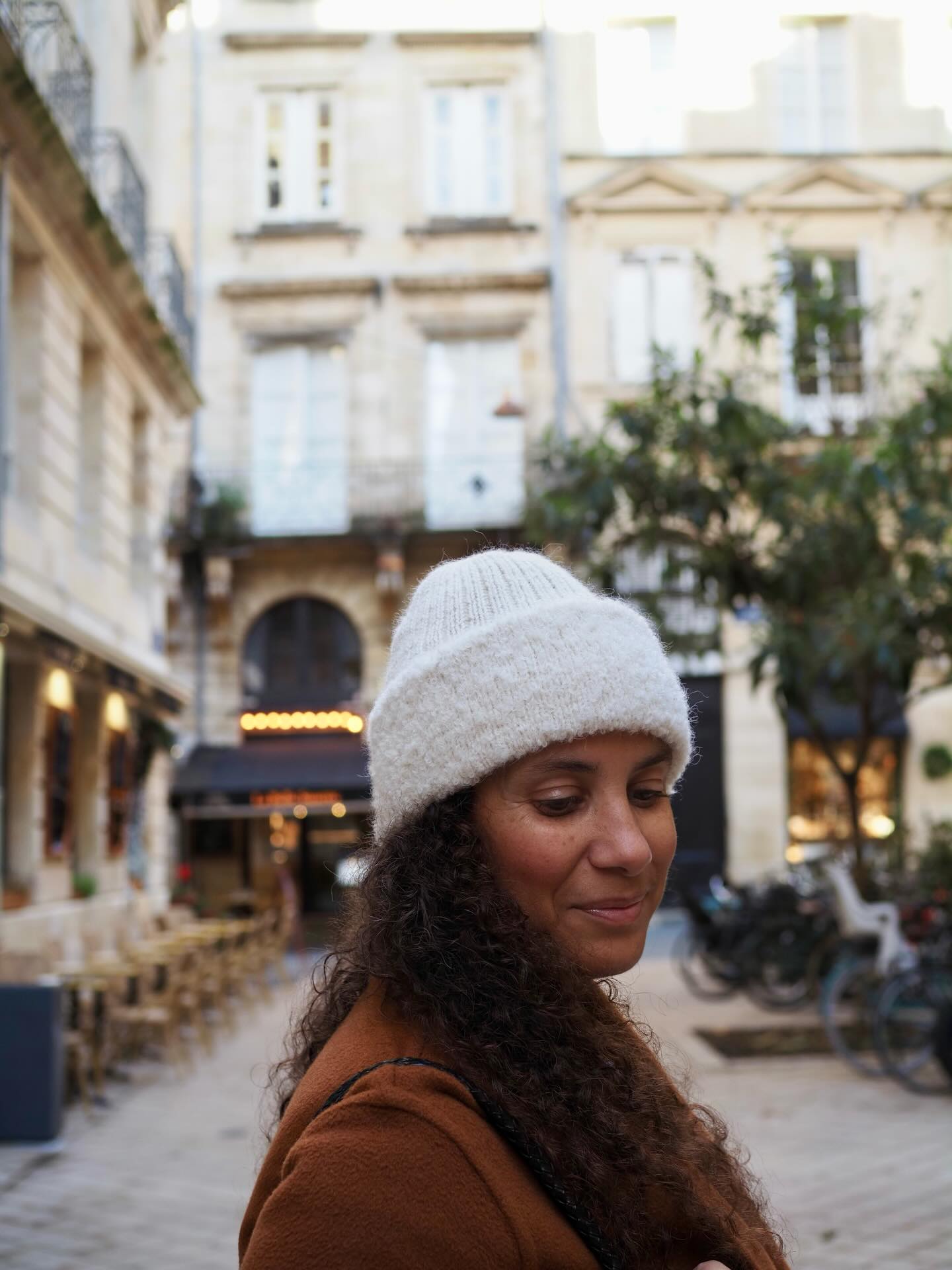 GRAND OURS est un BONNET 🐻❄️ qui joue avec les différences de matières et de textures.
Et juste avant la sortie j’ai décidé de tricoter une version BANDEAU 🐻 et ajouter cette version en bonus dans la fiche.
Ils sont disponibles dans 6 tailles endente et adultes.
🤎 Profitez -15% avec le code OURS jusqu’au 11 janvier sur Ravelry et mon site www.AtelierEmilie.com
___________________________________
#atelieremiliedesigns #grandoursbyae
Tricot Knit knitting
Pull gilet capuche écharpe Bonnet enfant