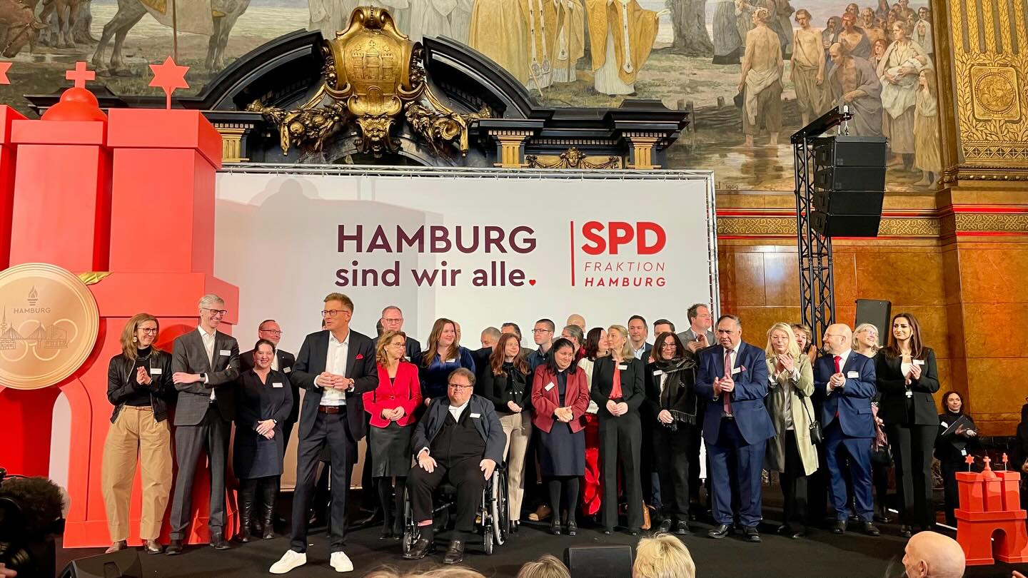 Heute Vormittag fand der traditionelle Neujahrsempfang der SPD-Fraktion Hamburg unter dem Motto „Hamburg sind wir alle“ im Festsaal des Rathauses statt. Mit dabei waren - neben den SPD Abgeordneten - rund 900 Gäste aus der ganzen Stadtgesellschaft sowie unsere Special Guests die zweifache Goldmedaillengewinnerin bei Paralympischen Spielen, Edina Müller und der ehemalige HSV-Profi und Nationaltrainer der deutschen Olympiamannschaft in Paris, Horst Hrubesch, die über die grossartigen Möglichkeiten, die aus einer Hamburger Olympiabewerbung entstehen können, zusammen mit @buergermeister.hamburg berichteten. #neujahr #spd #spdhamburg #spdfraktionhamburg #rathaus