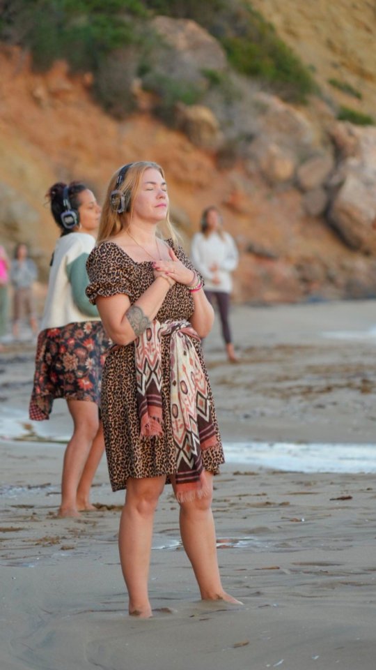 Jag tvekade innan jag delade det jag befinner mig i just nu.
Men jag har inga aktiva privata sociala medier för vänner och familj och det här är ju ett företagskonto, där mitt främsta fokus har varit mitt konstnärskap och arbete som inredare.
Samtidigt har psykisk hälsa genom kreativitet inom skapande och dans blivit en allt viktigare del av det jag vill förmedla och även jobba med.
Men när jag blev fysiskt sjuk kändes det plötsligt som om jag ägnade mig åt falsk marknadsföring.
Tills jag insåg motsatsen.
Att det är nu, mer än någonsin, som det är viktigt att leva som jag lär och visa hur kreativitet som läkning faktiskt ser ut i praktiken och samtidigt inspirera andra.
Så jag vågade dela.
Och den respons jag har fått av er har berört mig djupt.
All den värme, omtanke och kärlek ni har visat betyder mer än jag kan sätta ord på.
Tack, från botten av mitt hjärta ❤️
.
.
.
.
.
.
.
.
.
.
.
#bröstcancer #kreativitetsomläkning #kreativhälsa #psykiskhälsa #holistiskinredning #konstterapi #dansterapi #göteborg #konstnärgöteborg #inredaregöteborg #dansmeditation #dansfacilitator #kreatör #bildterapi #skapandesomläkning