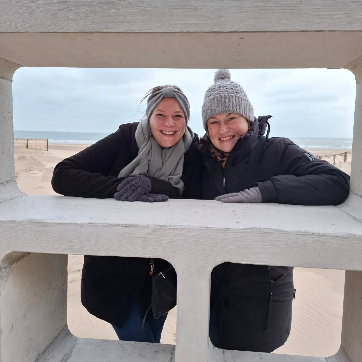 ✨ “Bedankt om van deze ijskoude dag een warme herinnering te maken.” ✨
Wat een mooie feedback na deze verwendag met zicht op zee 🫶
Daar doe ik het voor. 💛
Amy, wat lief dat jij deze verwendag cadeau deed voor de verjaardag van je vriendin.
Het werd een échte verrassing 🎁
Sharon wist bij aankomst nog niet wat haar te wachten stond…
Niets moest, alles kon.
Vertragen, deconnecteren en vooral: genieten van quality time samen.
👩🍳 Samen koken
Zo fijn dat ik jullie tips & tricks mocht meegeven.
🌬️ Ook al was het ijskoud, er werd toch even uitgewaaid op het strand.
💬 Rustige gesprekken, tijd nemen, écht samen zijn.
Ik zag jullie helemaal tot rust komen.
Momenten die blijven hangen 🤍
🌊 Deconnect by the sea
Een verwendag met zicht op zee. 💙🩵
Een origineel cadeau om te geven én samen te beleven.🎁
Een dag om nooit te vergeten.❤️
🌾 Eet je glutenvrij?
👉 Glutenfree by the sea @glutenfree_by_momsinshape
Een glutenvrije verwendag met zicht op zee.
ℹ️ Meer info
www.momsinshape.be
#cadeautip #origineelcadeau #deconnecteren #verwendag #koksijde