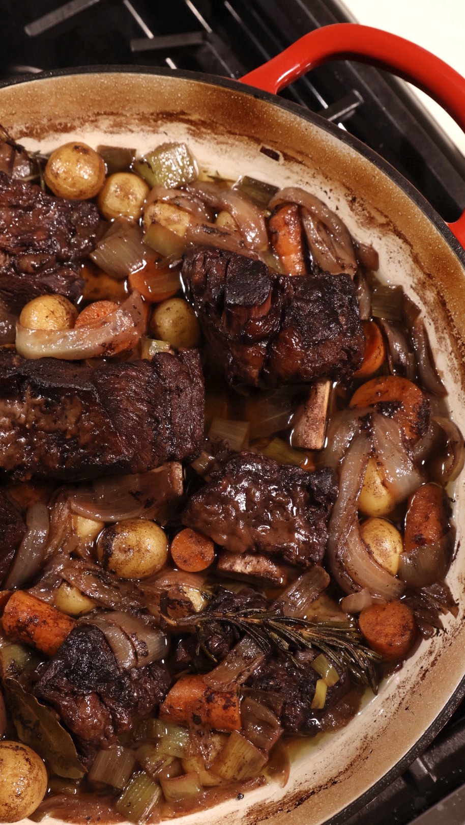 A classic comfort dish that makes the house smell oh so cozy. Bundled up in a ln oversized sweater, my favorite comfy jeans and a fresh pair of alpaca socks. The kitchen is warm the candles are flickering and everyone is relaxed. ๐ท๐ฅฉ ๐ค
#newenglandliving #farmtotable #homecooking #ctfoodie