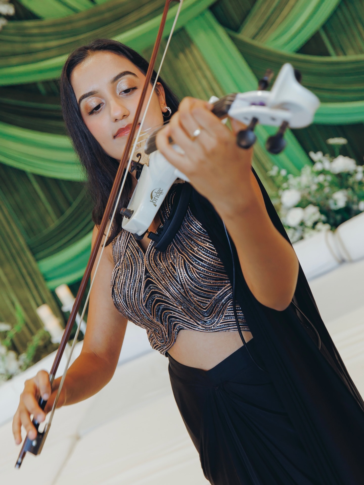 “No dream is ever too big”. @sanemi_violin bringing desi music to life on her Bridge Aquila electric violin.
.
.
.
#BridgeViolins #AquilaElectric #ElectricViolin #Violinist #DesiMusic