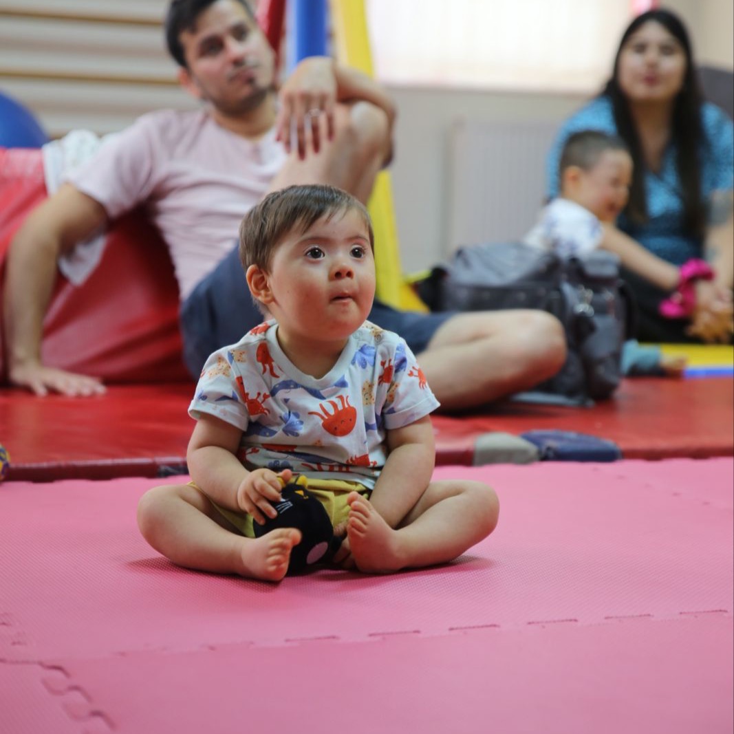 Hoy en Edudown compartimos un taller de preparación para la alimentación complementaria junto a las familias de niños en primera etapa.
Desde la fonoaudiología y la terapia ocupacional, entregamos estrategias prácticas y pequeños tips para el día a día, pensados para acompañar con cariño y respeto este importante paso en la vida de nuestros niños.
Gracias a las familias por confiar, participar y caminar junto a nosotros. Seguimos creciendo juntos, apoyando cada proceso con amor. 💙☀️