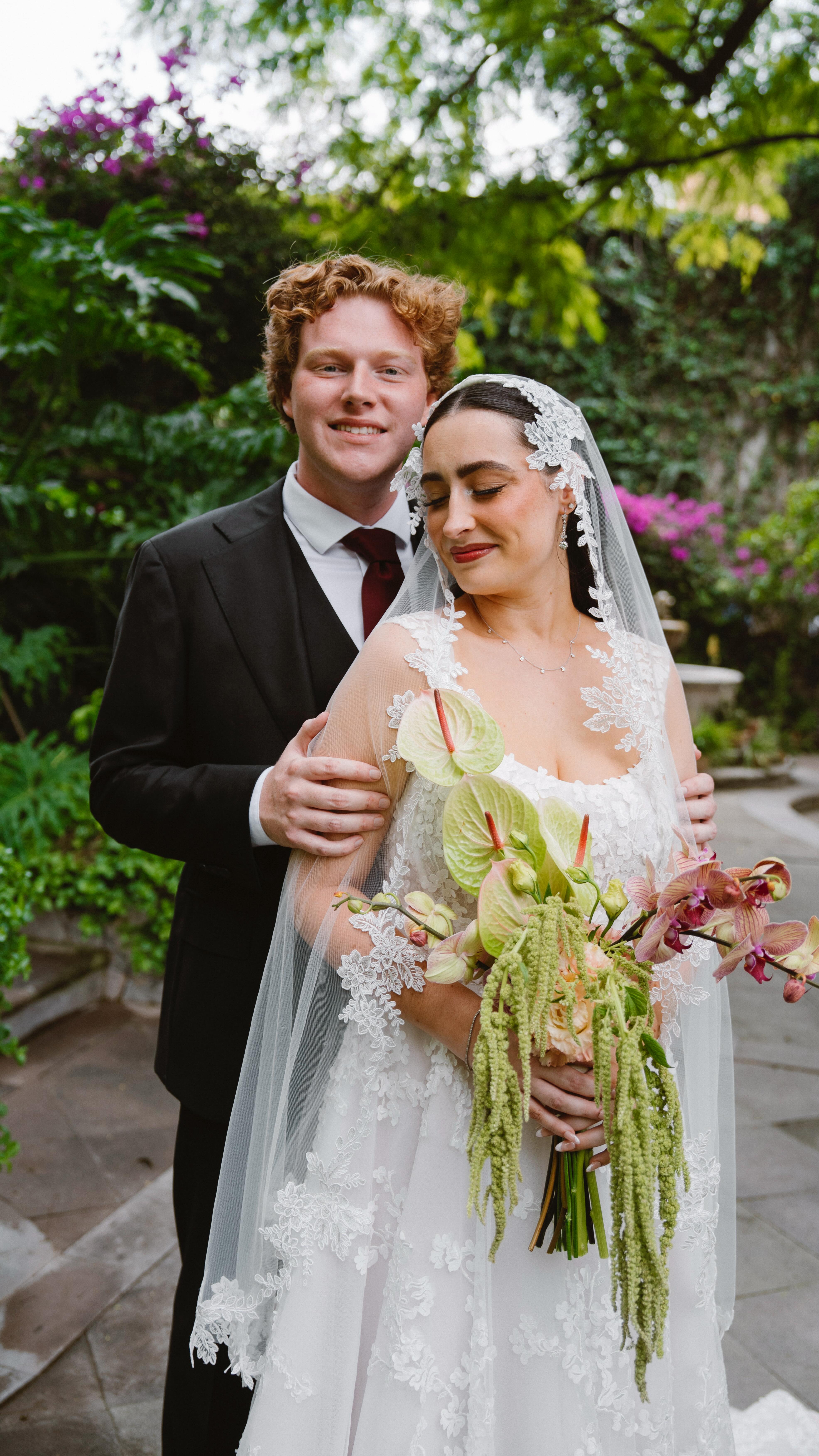 Después del primer encuentro, iniciamos la sesión de fotos en el mismo lugar donde todo comenzó.
Caminamos, observamos y dejamos que el espacio nos guíe, capturando momentos reales y sin prisas.
Cuando llego por la mañana, realizo un scouting del lugar si no lo conozco: analizo la luz, los recorridos y los escenarios ideales para que la sesión sea fluida y sin traslados innecesarios.
Yo me encargo de dirigir, cuidar los detalles y marcar el ritmo, para que los novios solo se concentren en disfrutar su día con su familia y amigos.
After the first look, we begin the photo session right where that moment happened.
We walk through the space, letting everything flow naturally and capturing genuine emotions.
If the location is new to me, I do a scouting in the morning to study the light, paths, and best spots.
I guide the couple and take care of every detail, so they can simply enjoy their wedding day and be fully present with their loved ones.
📍 San Miguel de Allende | Destination Weddings in Mexico
#SanMiguelDeAllende
#FotografoDeBodasSanMiguel
#BodasSanMiguelDeAllende
#WeddingPhotographerMexico
#SanMiguelWeddingPhotographer
DestinationWeddingMexico
MexicoWeddingPhotographer