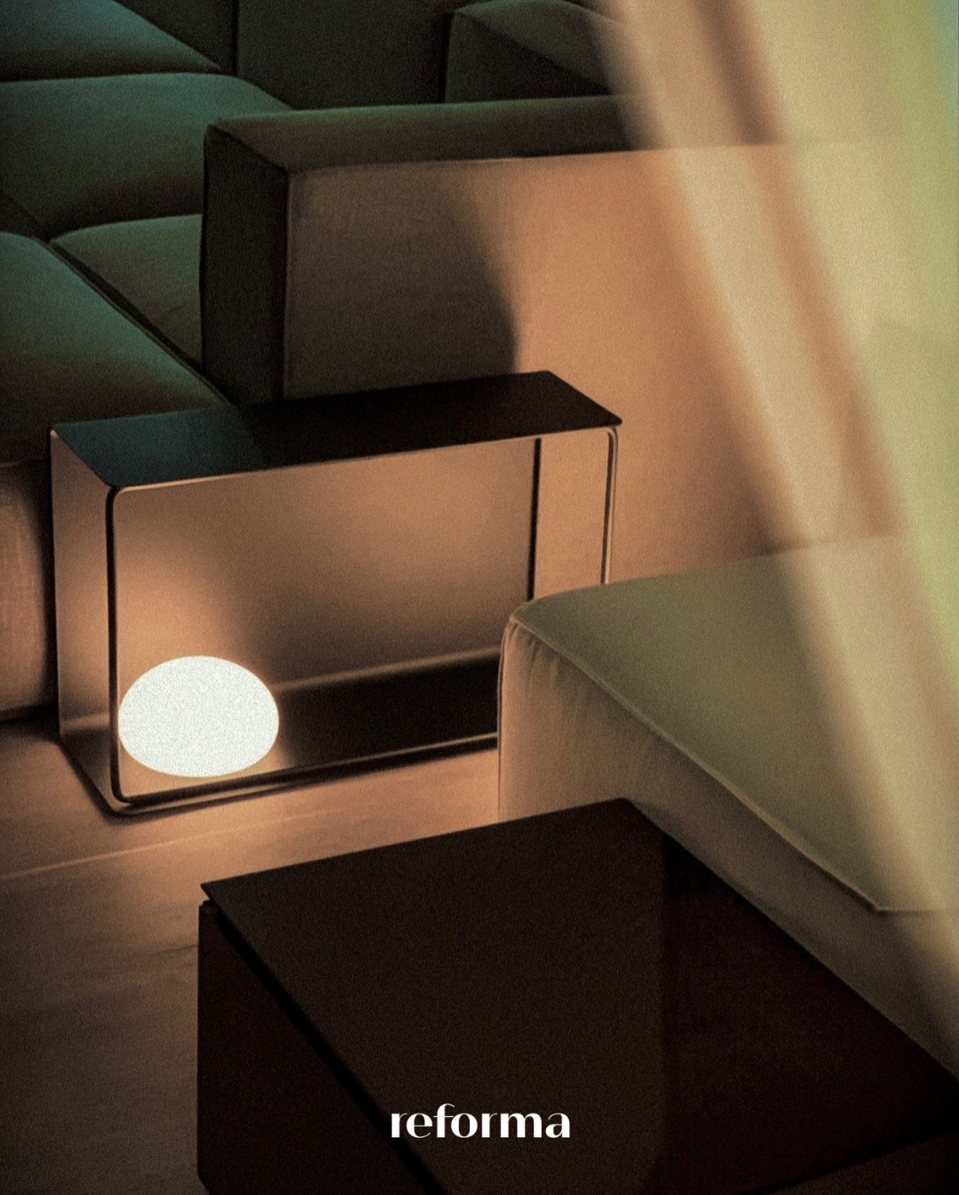 Between what is and what comes next.
A table that adapts naturally.
Experience VERSA in our Makati showroom and see how it belongs.