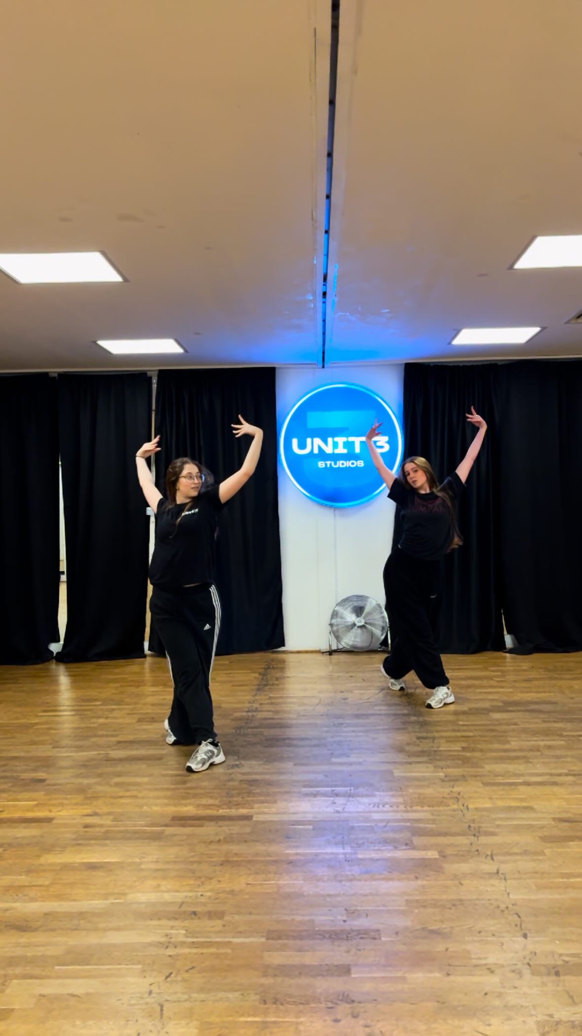 The incredible Noga and Emily in commercial with @kaioxleyy 🔥
•
•
#spiritydc #competitivedance #dancecompany #commercial #londondance