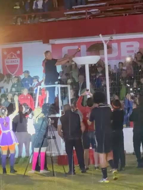 Se encendió la llama olímpica del Mundialito del Club Alianza Arteaga. Serán días para jugar, convivir y sobre todas las cosas hacer grandes amigos. A disfrutarlo chicos !
@soycapi26 tampoco se lo quiso perder !