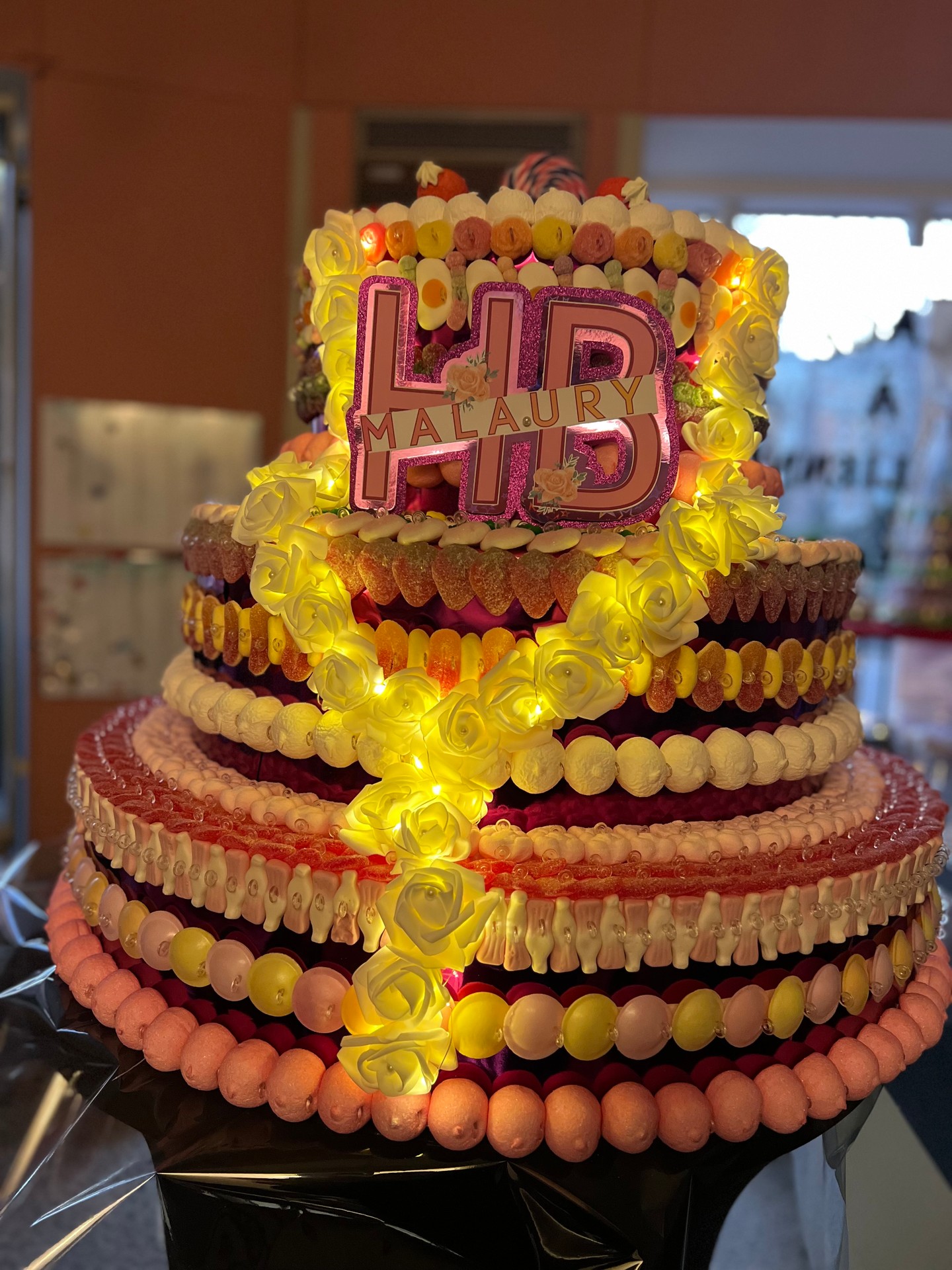 🎂 2026 : L'année où les boîtes de nuit disent STOP aux gâteaux qui collent 🚫
Soyons honnêtes : le gâteau d'anniversaire traditionnel en boîte de nuit, c'est...
❌ 30 minutes de nettoyage de crème sur les tables
❌ Du glaçage qui fond sous les lumières
❌ Des allergènes qui stressent vos équipes
❌ Une conservation limitée = gaspillage
**Et si on changeait tout ça ?** 💡
Voici PastelCandy : le gâteau de bonbons qui révolutionne les anniversaires en club ✨
✅ ZÉRO salissure = vos équipes vous remercient
✅ Longue conservation = commandez en avance, zéro stress
✅ Moins d'allergènes = sécurité maximale
✅ Visuel Instagram-friendly qui tient toute la soirée
✅ Effet WOW garanti pour vos clients VIP
**Le bonus ?**
Vos clients sortent leur téléphone pour filmer.
Résultat : votre boîte sur des dizaines de stories 📱🔥
🎁 **OFFRE LANCEMENT 2026**
Livraison OFFERTE pour toute commande de 10 petits gâteaux le même jour 🚚
Prêt à moderniser vos anniversaires ?
📩 DM pour découvrir notre Partenariat VIP boîtes de nuit
💬 Commentez "INFO" pour recevoir notre catalogue pro
🔗 Lien en bio pour nous contacter directement
#nightclub #nightlife #clubnights #nightlifevibes #partymode #birthdaycelebration #birthdayvibes #happybirthday #birthdayparty #celebrate2026 #gateaudebonbons #candycake #pastelcandy #innovationevenementielle #eventpro