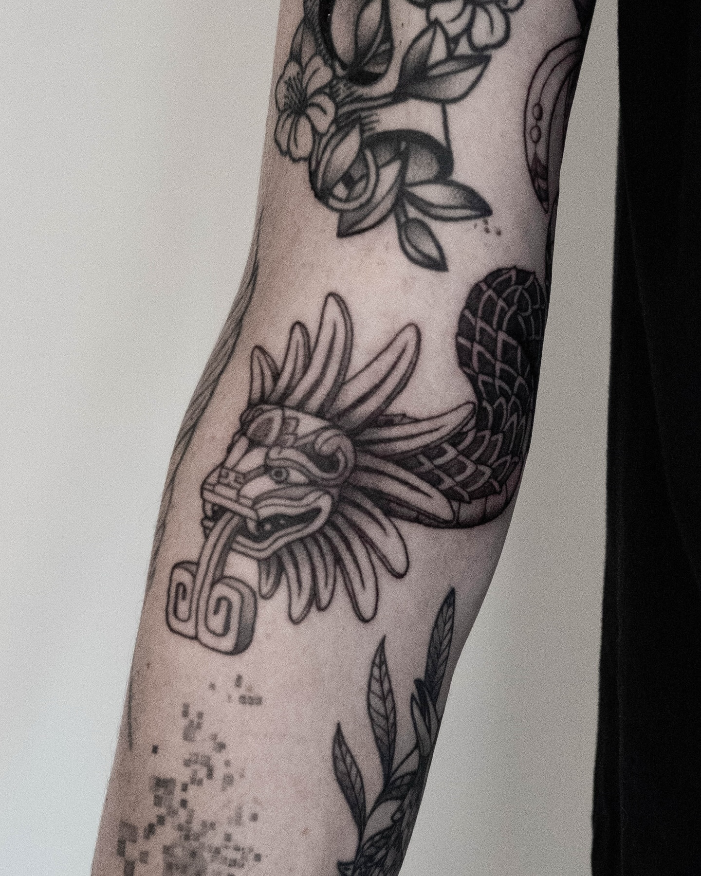 Tattoo from a while back for Jelle, but still very much worth sharing. This piece is an inspired interpretation of a Meso American feathered serpent, translated into flowing blackwork forms and textured details.