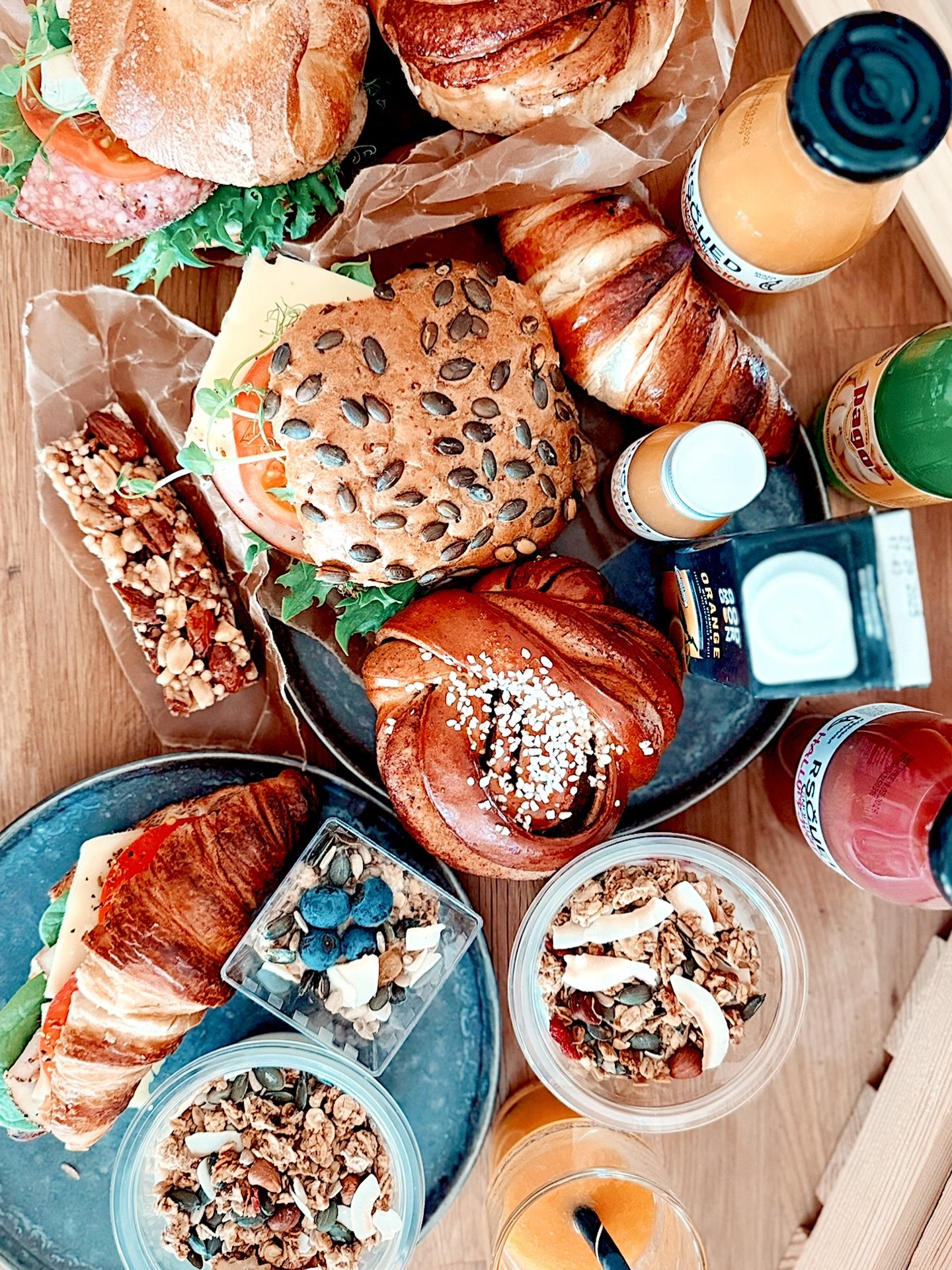 Morgnar gĂ„r snabbare nĂ€r frukosten redan Ă€r fixad âđ„
Mindre logistik. Mindre stress.
Mer energi, bÀttre snack och ett gladare kontor.
BestĂ€ll frukost till jobbet â
vi tar hand om resten.
#Frukostleverans #MorrisAndBen #GoodMorningVibes #OfficeBreakfast #ForetagsCatering