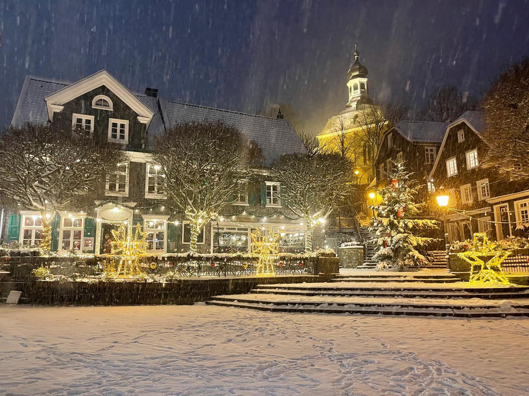 Wenn der Gräfrather Marktplatz im Schnee liegt und alles ruhig wird, sitzt man bei uns am liebsten drinnen am Fenster.
Ein heißer Kaffee oder Tee in der Hand, etwas Warmes zu essen vor sich – und draußen glitzern Lichter und Schneeflocken.
Genau für solche Momente ist das Kaffeehaus da.
